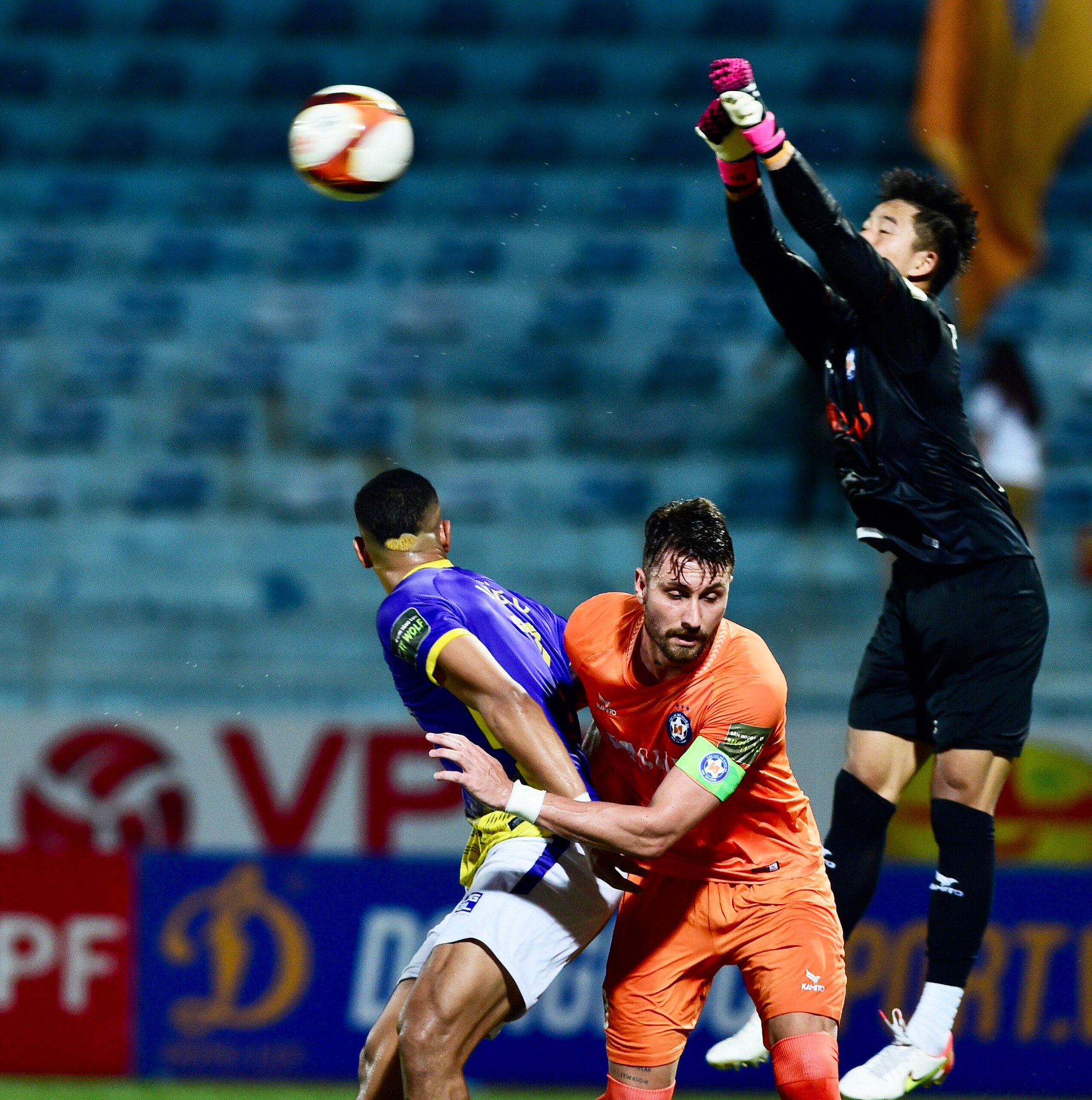 Pha bóng nguy hiểm trước khung thành đội SHB Đà Nẵng. Pha bóng nguy hiểm trước khung thành đội SHB Đà Nẵng.