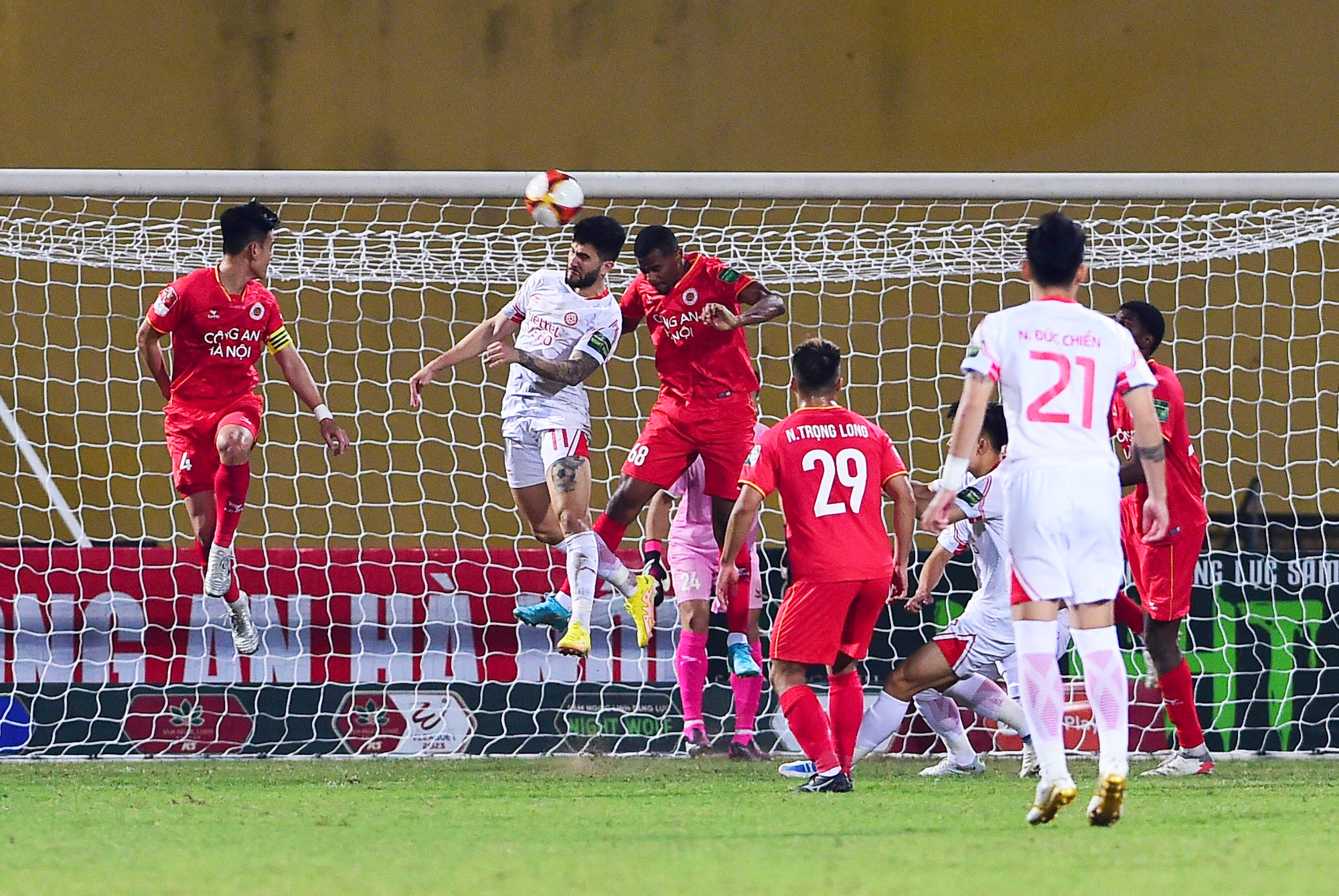 Pha tấn công nguy hiểm trước khung thành đội Công an Hà Nội.