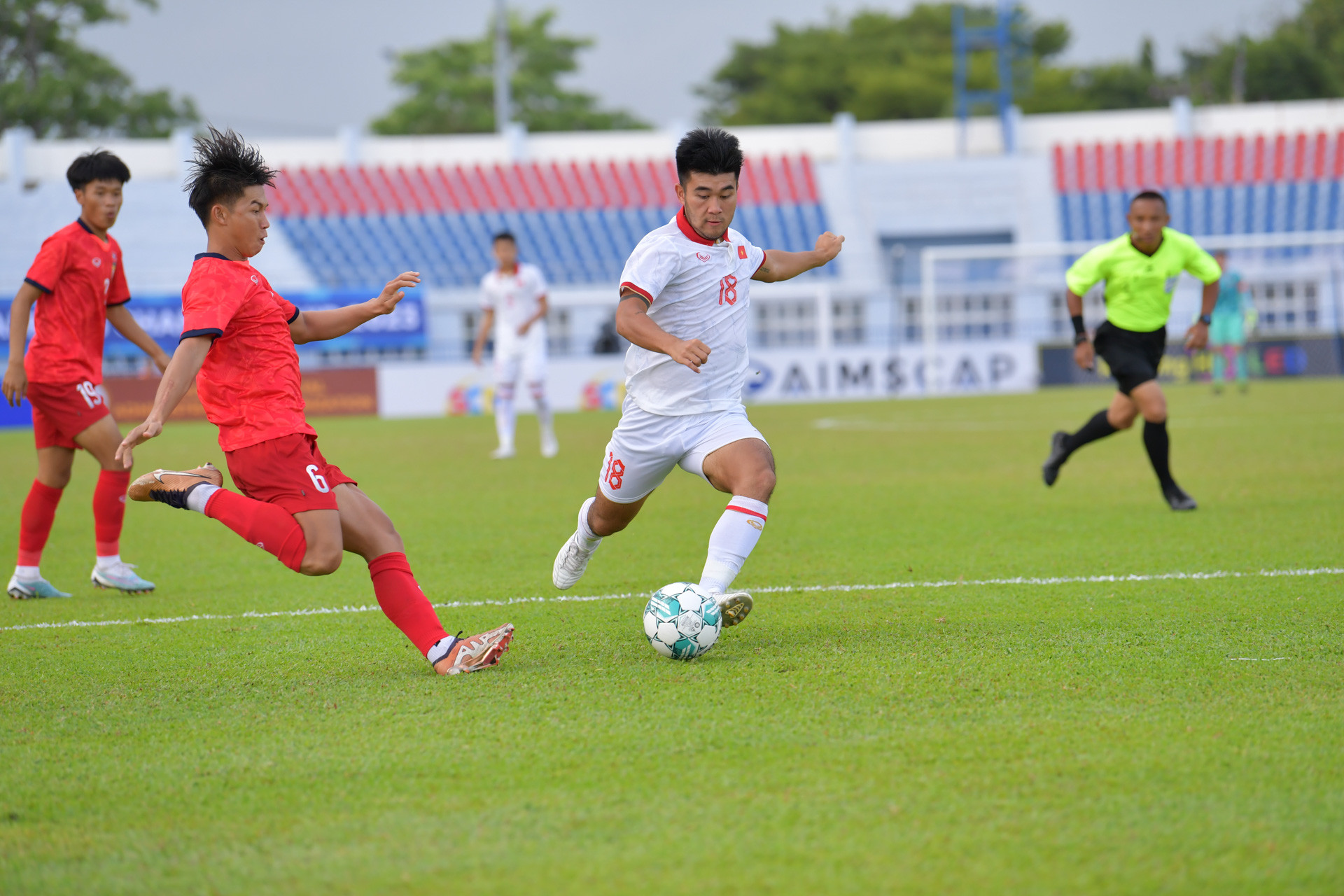 Bước vào trận đấu, hai đội nhập cuộc với tốc độ cao.