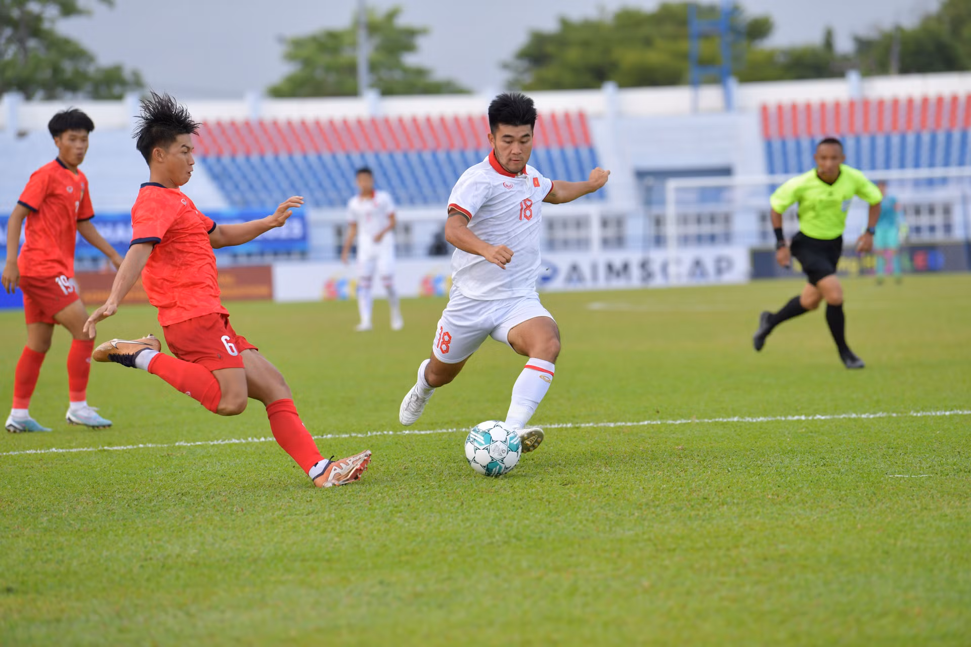 Bước vào trận đấu, hai đội nhập cuộc với tốc độ cao.