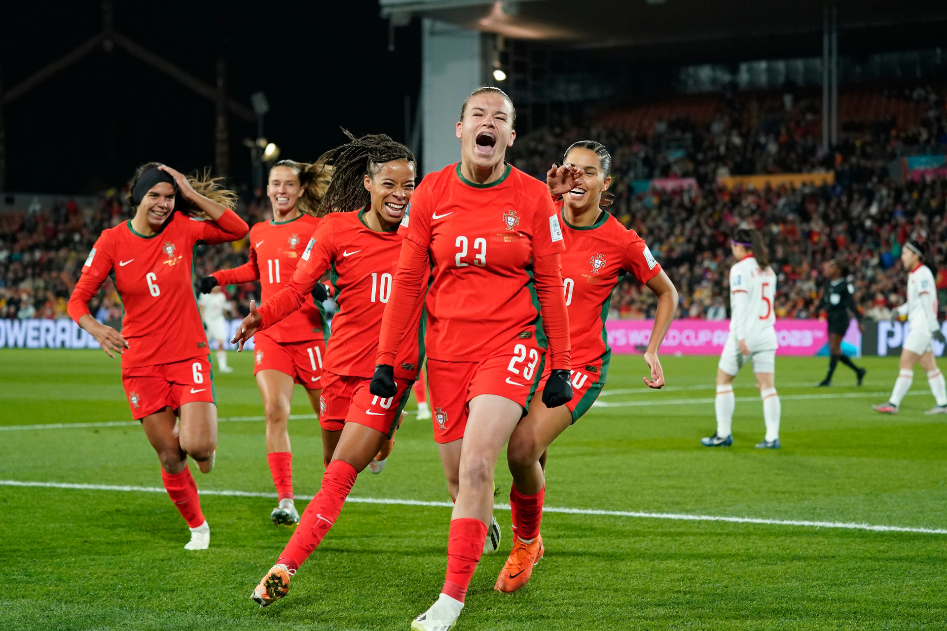 Phút thứ 7, xuất phát từ tình huống tấn công biên, một cầu thủ áo đỏ căng ngang vào trong vòng cấm để cho Telma Encarnacao dễ dàng đệm bóng cận thành mở tỷ số trận đấu cho Bồ Đào Nha.