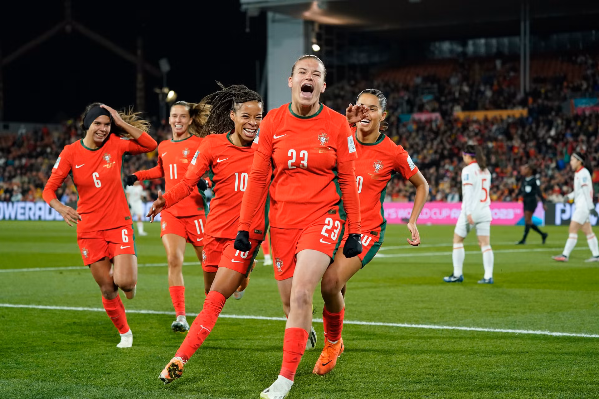 Phút thứ 7, xuất phát từ tình huống tấn công biên, một cầu thủ áo đỏ căng ngang vào trong vòng cấm để cho Telma Encarnacao dễ dàng đệm bóng cận thành mở tỷ số trận đấu cho Bồ Đào Nha.