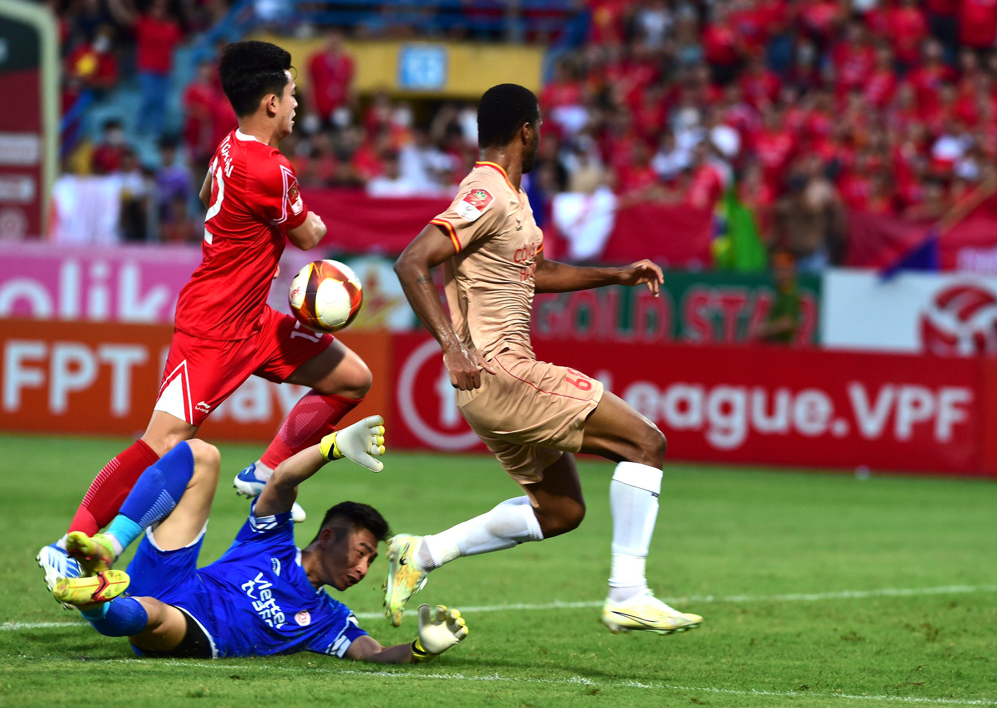 Sang hiệp 2, sau khi bị dẫn trước ba bàn, CLB Viettel đẩy cao đội hình chơi tấn công tìm kiếm bàn rút ngắn tỷ số.