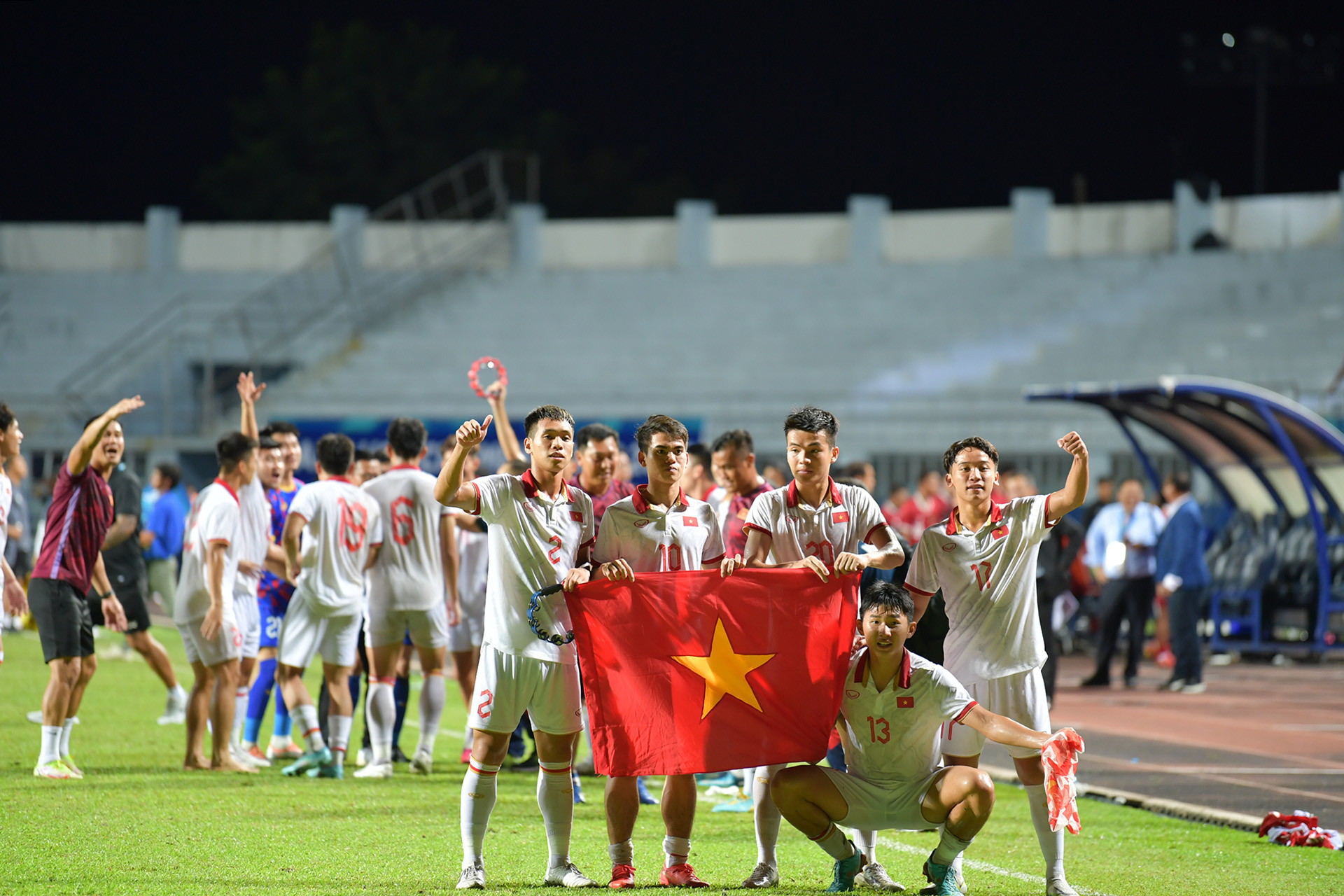 Các cầu thủ ăn mừng cùng Quốc kỳ Việt Nam.