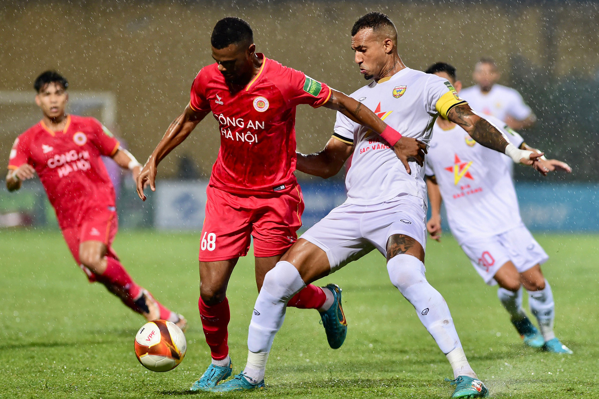 Hồng Lĩnh Hà Tĩnh lùi đội hình với quân số đông để phòng ngự, song đội bóng núi Hồng cũng tổ chức phản công nhanh với máy chạy Diallo và Pinto trên hàng công.