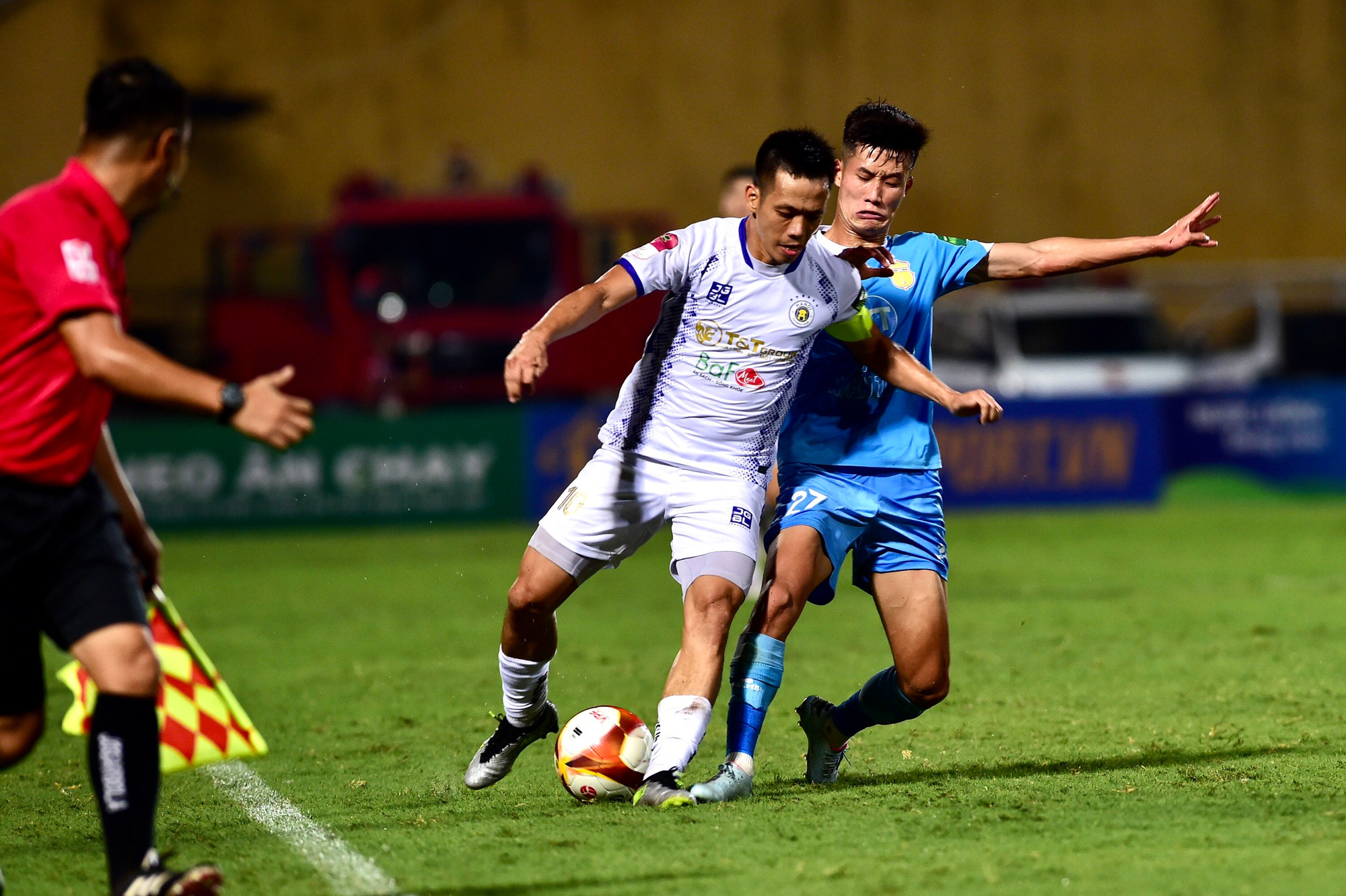 Văn Quyết có vai trò lớn ở khu vực trung tuyến.