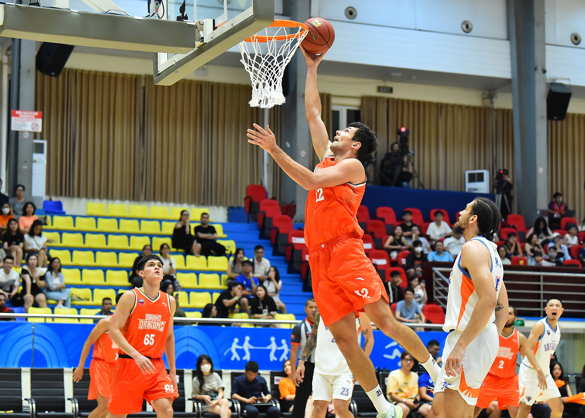 Với sự cơ động của Jermaine Marrow cùng chiều cao vượt trội của Yevgen Sakhniuk, Danang Dragons thi đấu sòng phẳng với Hanoi Buffaloes trong hai hiệp đầu. Kết thúc 20 phút đầu tiên của trận đấu, các cầu thủ Danang Dragons không để Hanoi Buffaloes vượt lên quá xa khi chỉ tạm bị dẫn trước 3 điểm (41-44).