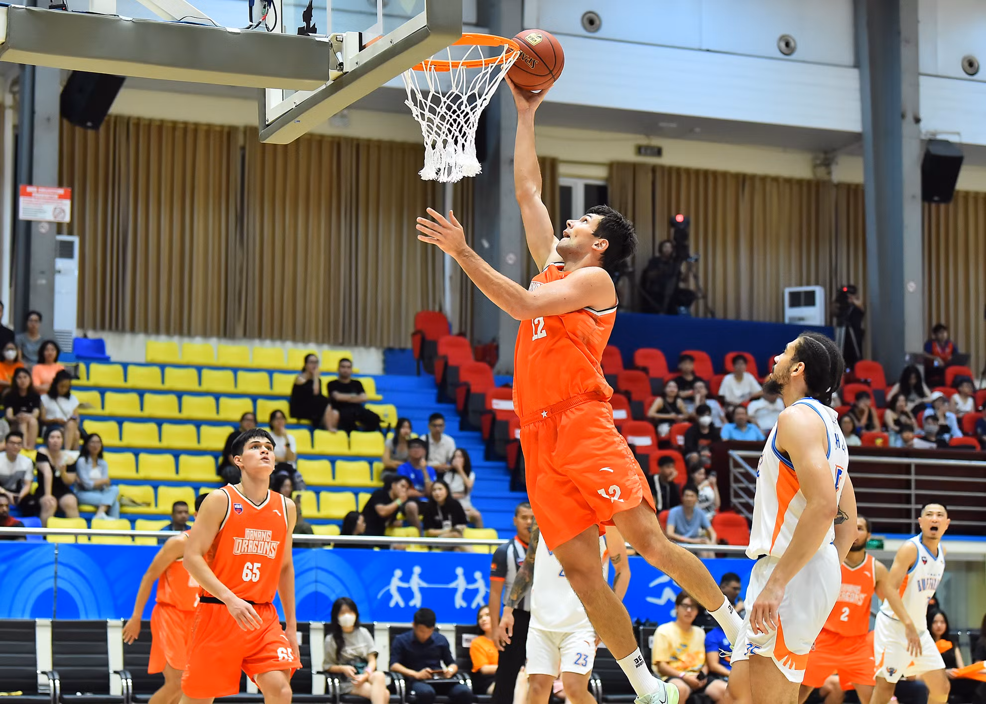 Với sự cơ động của Jermaine Marrow cùng chiều cao vượt trội của Yevgen Sakhniuk, Danang Dragons thi đấu sòng phẳng với Hanoi Buffaloes trong hai hiệp đầu. Kết thúc 20 phút đầu tiên của trận đấu, các cầu thủ Danang Dragons không để Hanoi Buffaloes vượt lên quá xa khi chỉ tạm bị dẫn trước 3 điểm (41-44).