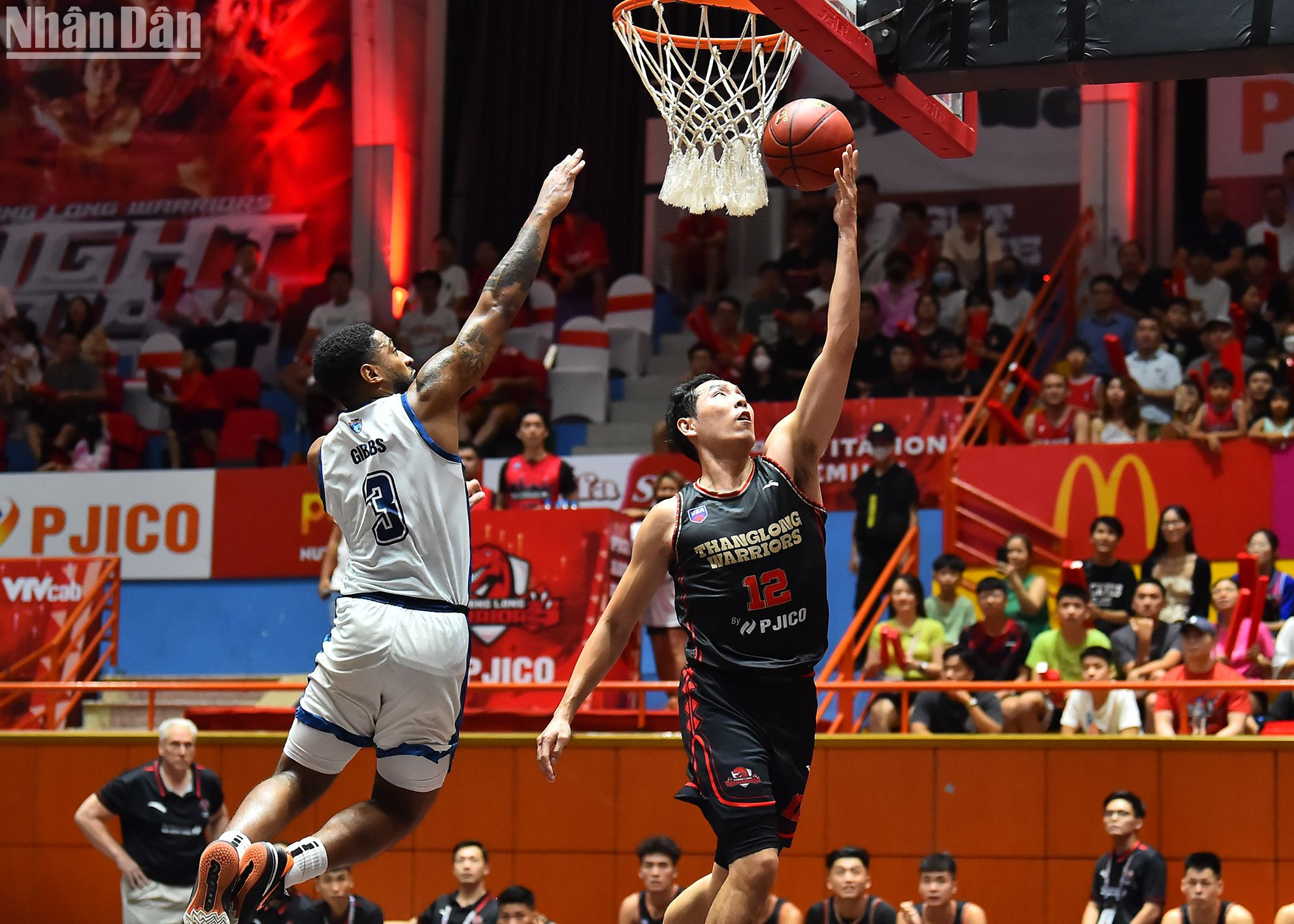 Justin Young thi đấu dưới màu áo Thang Long Warriors.