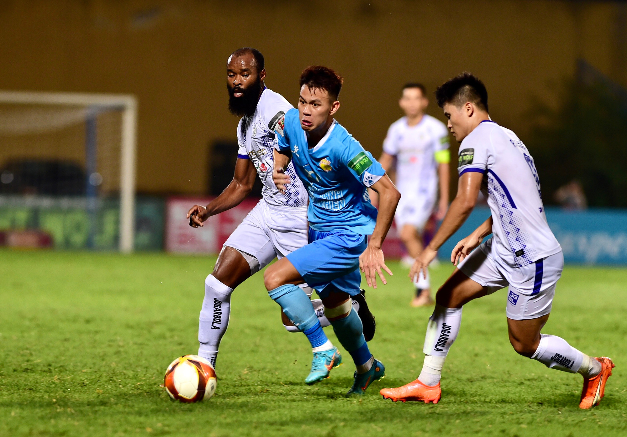 Đội chủ nhà vẫn liên tục tạo ra nhiều tình huống nguy hiểm về phía khung thành của đội khách.