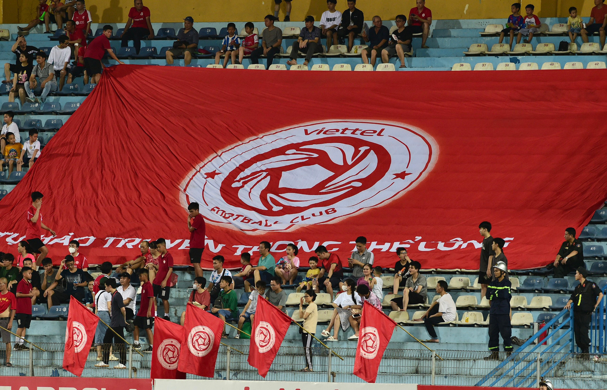 Hội cổ động viên Viettel trên khán đài sân Hàng Đẫy.