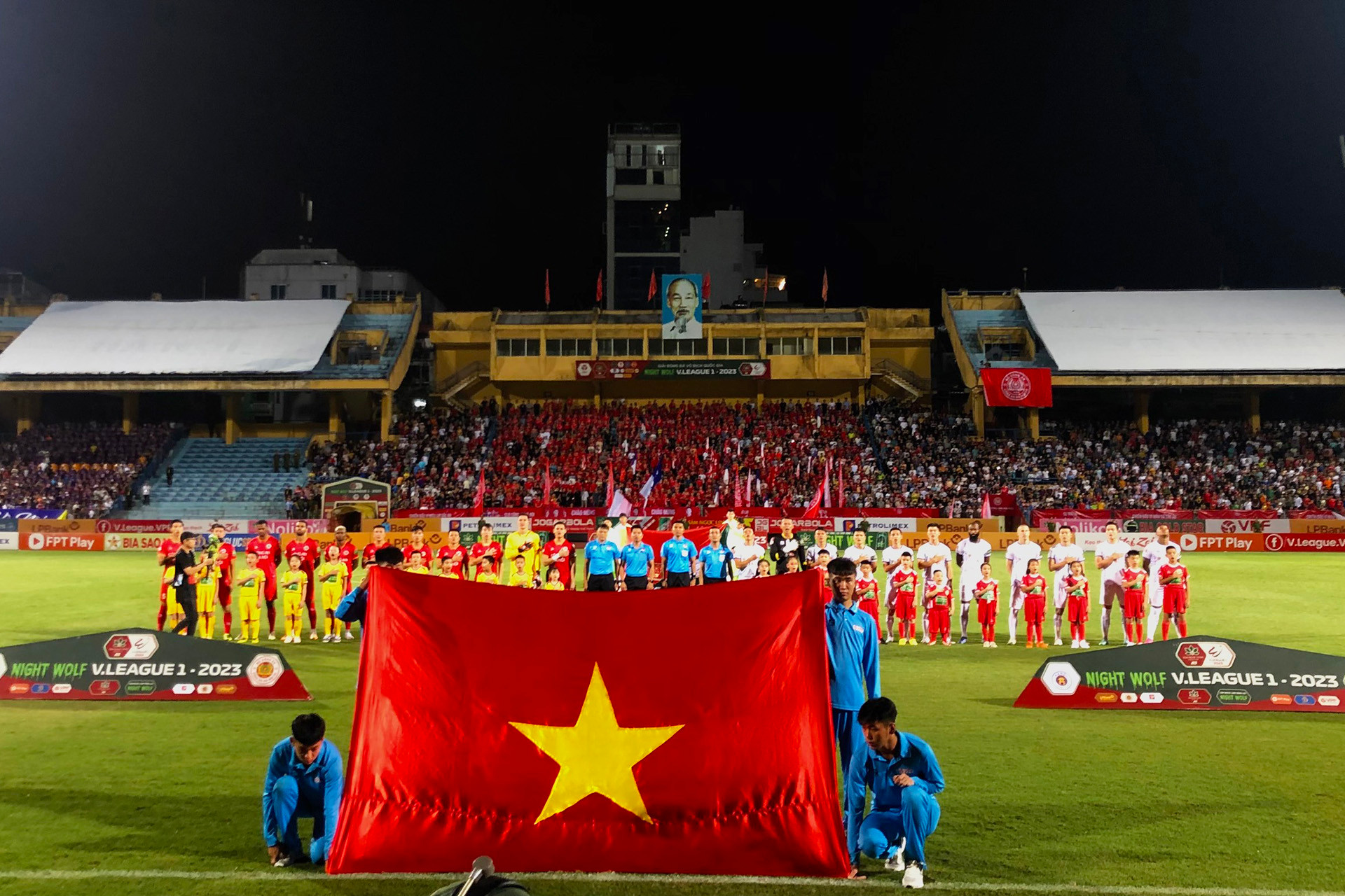 Sức hút của trận đấu mang tính chất quyết định ngôi vô địch khiến khán đài sân Hàng Đẫy được lấp kín.