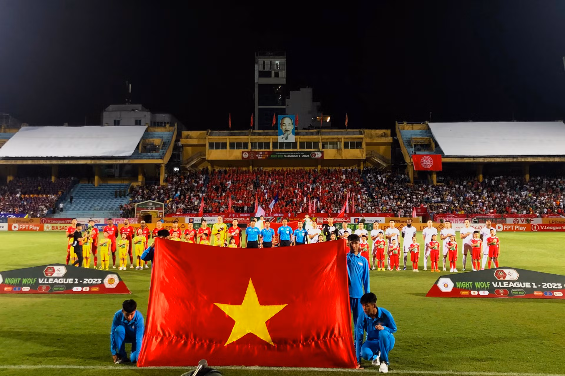 Sức hút của trận đấu mang tính chất quyết định ngôi vô địch khiến khán đài sân Hàng Đẫy được lấp kín. Sức hút của trận đấu mang tính chất quyết định ngôi vô địch khiến khán đài sân Hàng Đẫy được lấp kín.