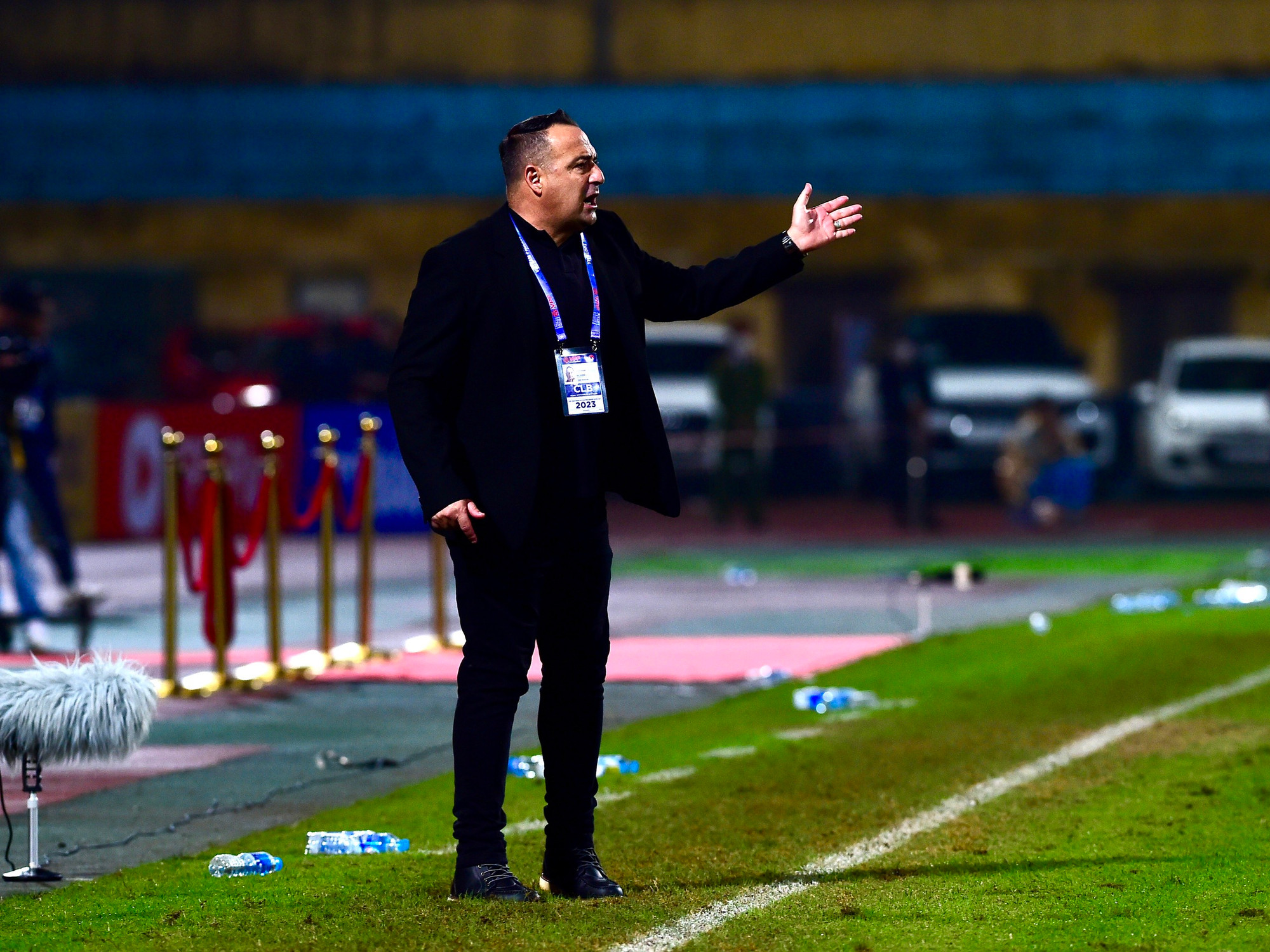 Huấn luyện viên của Công an Hà Nội - ông Paulo Foiani chỉ đạo các cầu thủ. Huấn luyện viên của Công an Hà Nội - ông Paulo Foiani chỉ đạo các cầu thủ.