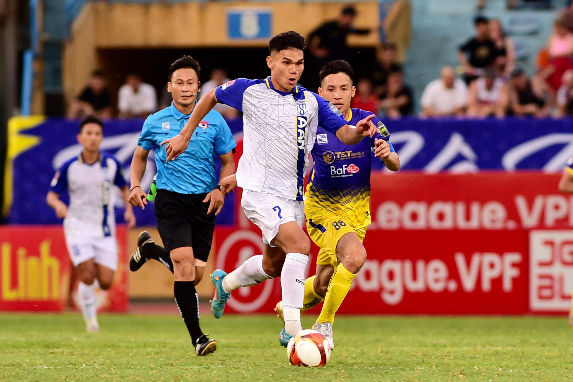 Phạm Xuân Mạnh bứt tốc trước Đỗ Hùng Dũng.