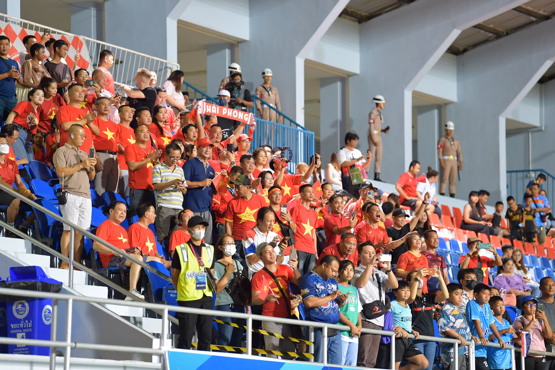 Cổ động viên Việt Nam sẵn sàng cho một trận chung kết hấp dẫn.