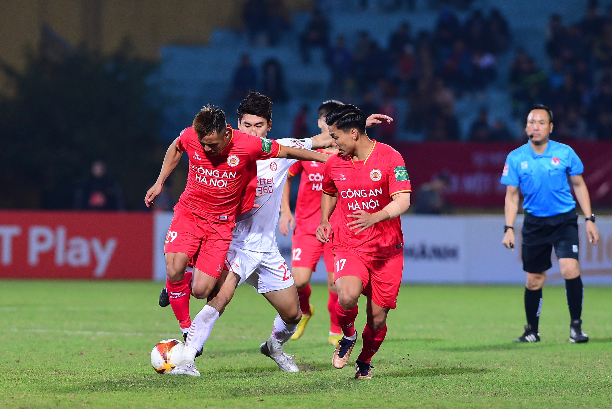 Văn Thanh cùng Phan Văn Đức được HLV Paulo Foiani tung vào sân khi hiệp 2 bắt đầu.