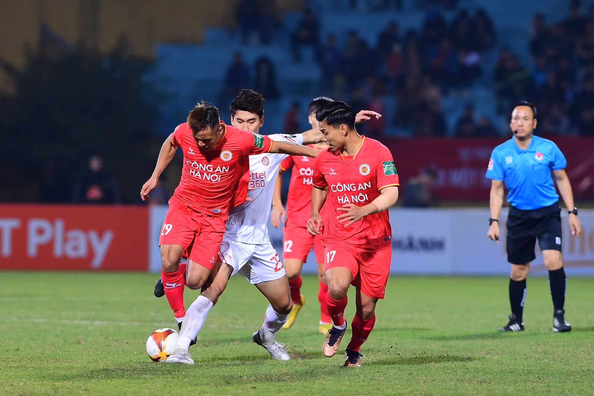 Văn Thanh cùng Phan Văn Đức được HLV Paulo Foiani tung vào sân khi hiệp 2 bắt đầu. Văn Thanh cùng Phan Văn Đức được HLV Paulo Foiani tung vào sân khi hiệp 2 bắt đầu.