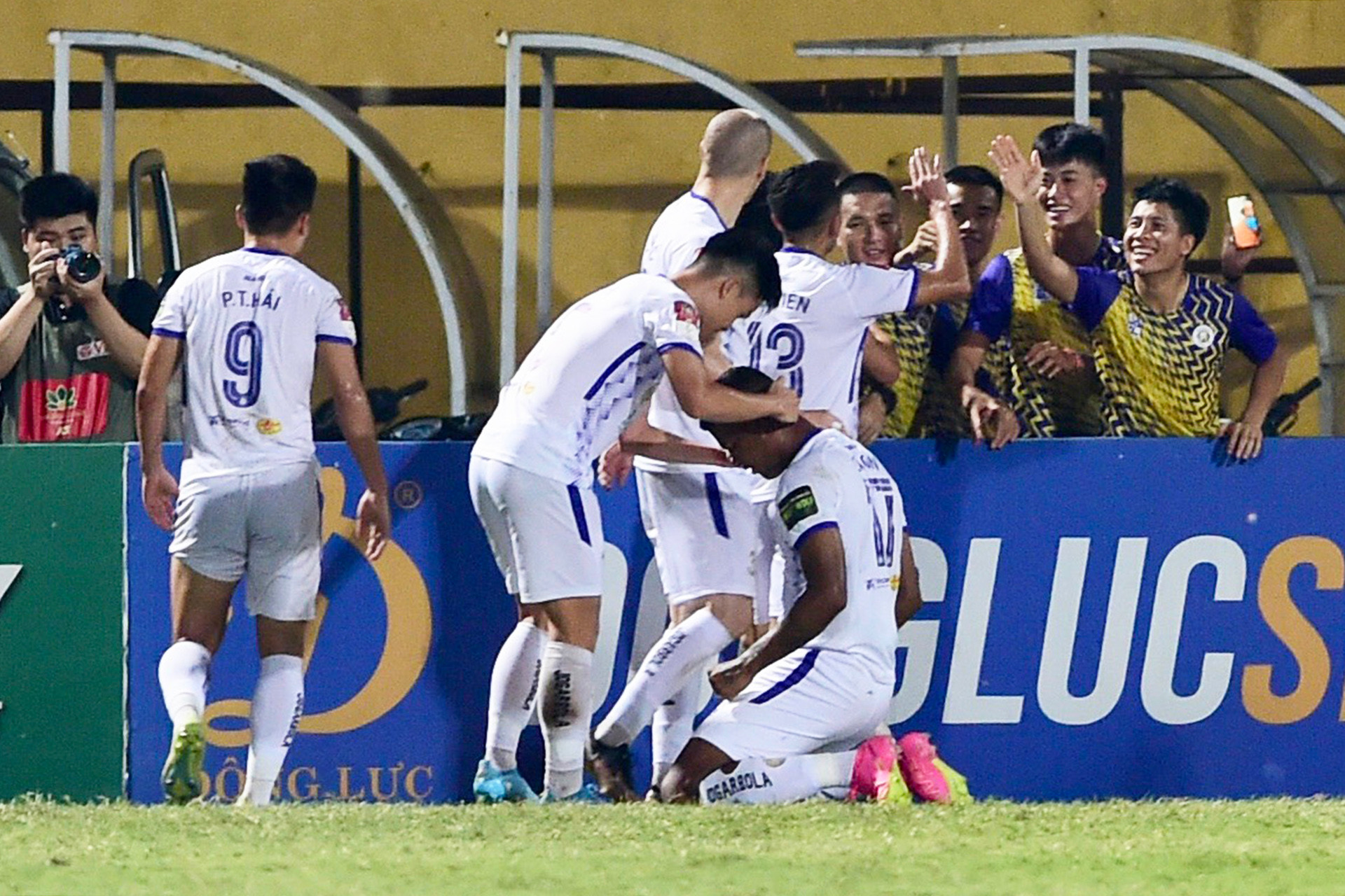 [Ảnh] Hà Nội rượt đuổi tỷ số cùng Bình Định ảnh 18