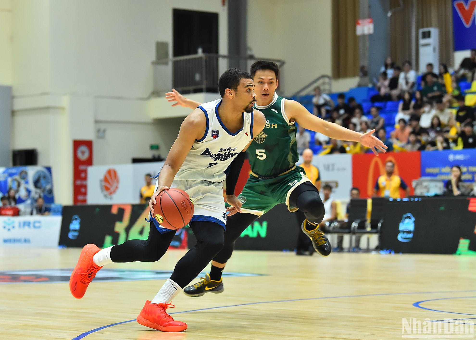 Ngoài yếu tố thể hình, Robert Sampson hỗ trợ tích cực ở vạch ba điểm. Ngoài yếu tố thể hình, Robert Sampson hỗ trợ tích cực ở vạch ba điểm.