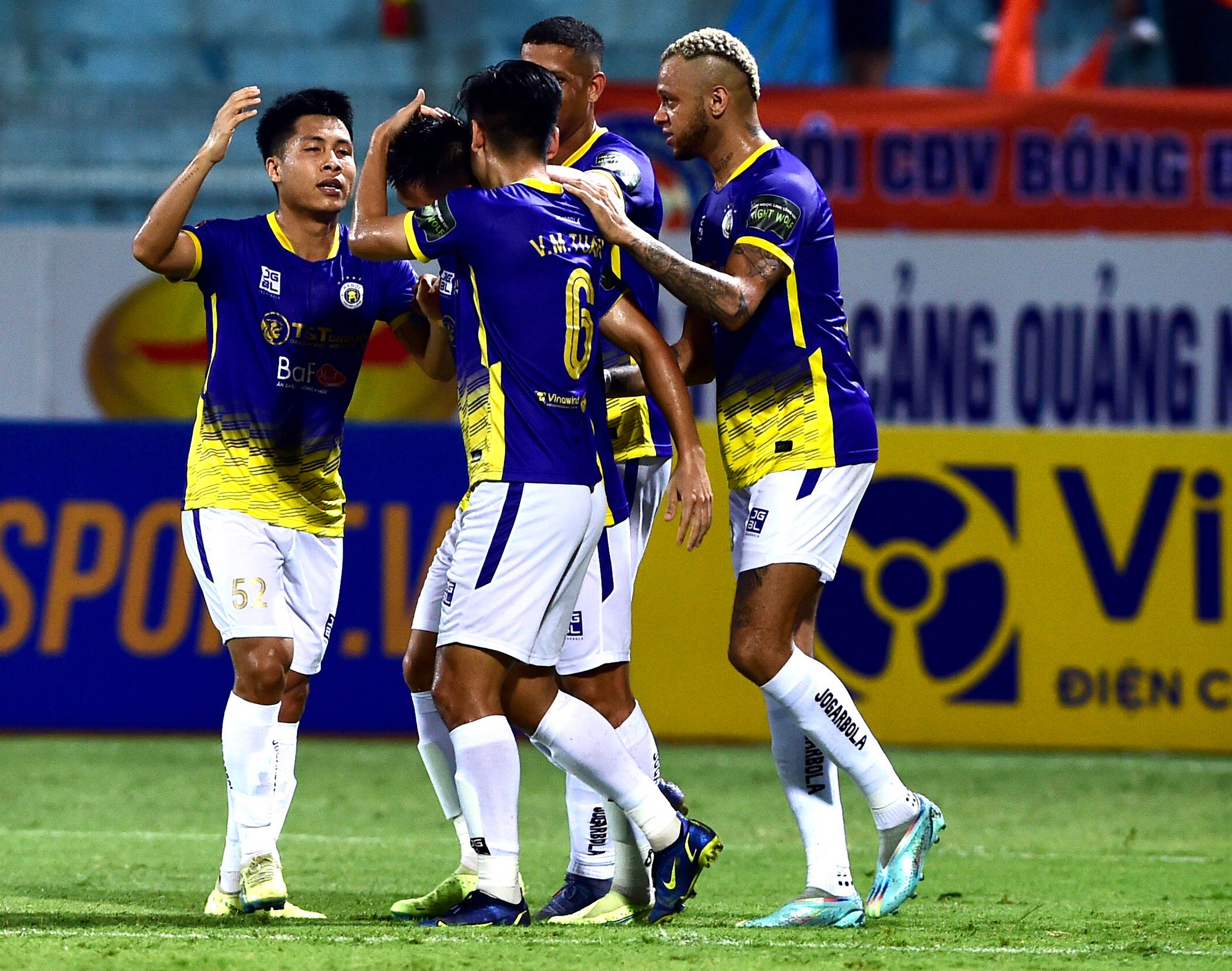 Niềm vui của cầu thủ Hà Nội sau bàn thắng. Niềm vui của cầu thủ Hà Nội sau bàn thắng.