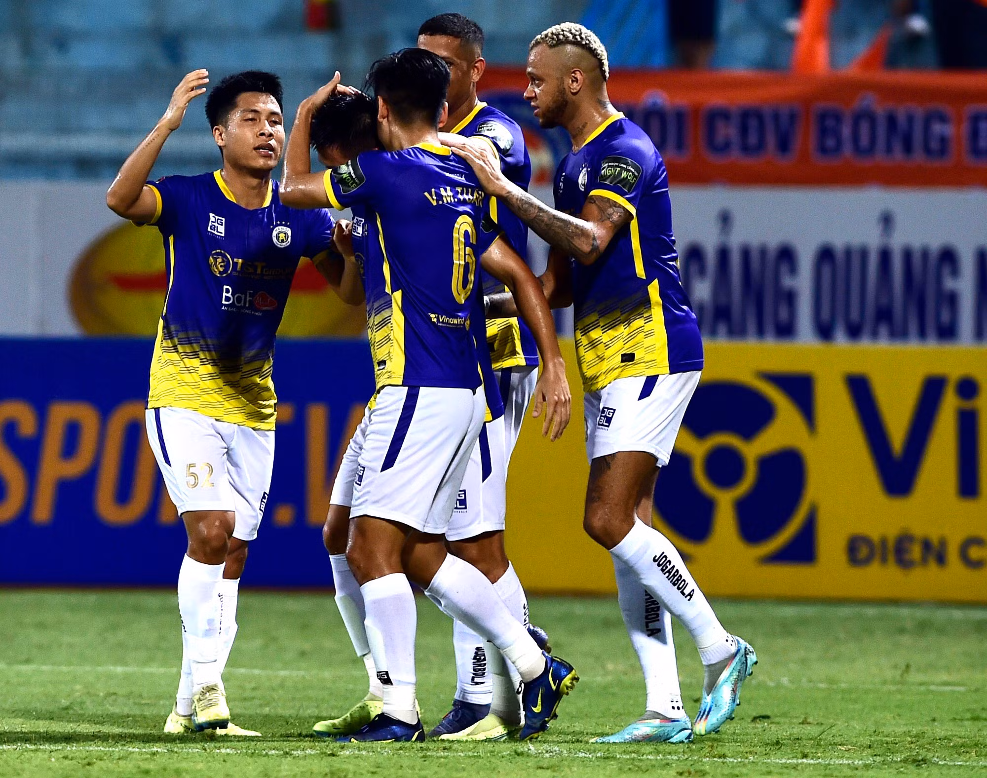 Niềm vui của cầu thủ Hà Nội sau bàn thắng.