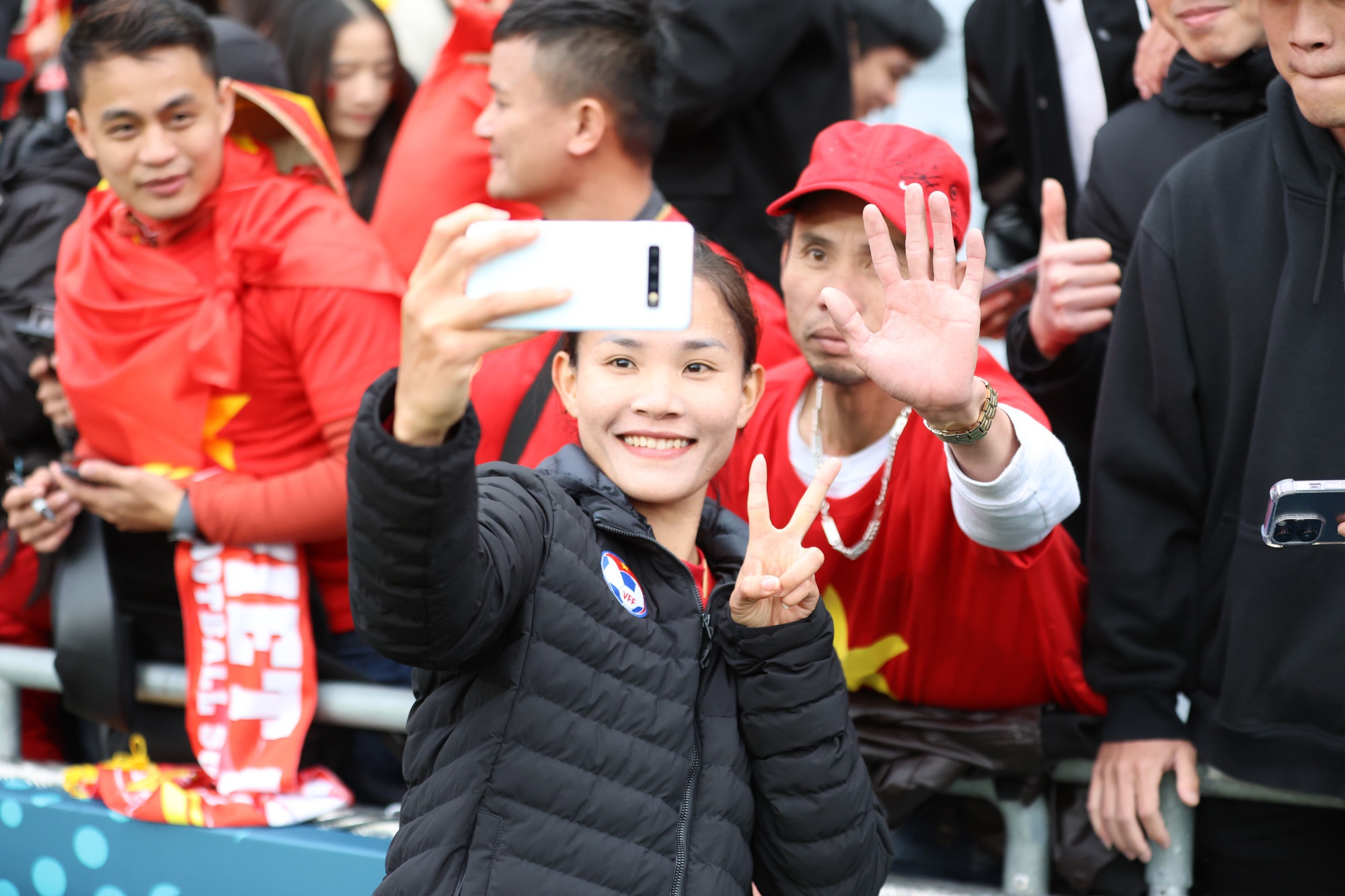 Chương Thị Kiều chụp hình selfie cùng người hâm mộ.