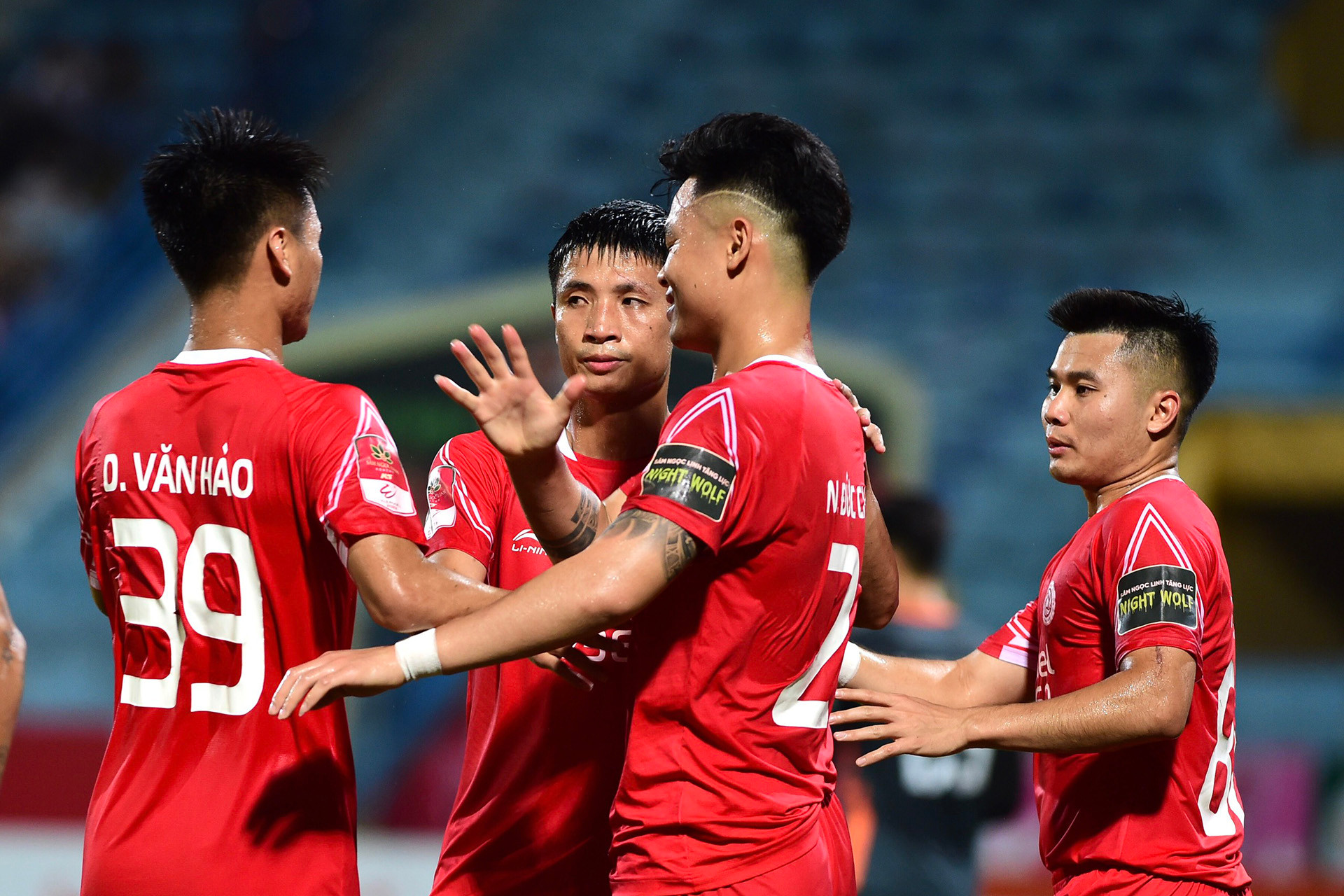 Bước ngoặt của trận đấu ở phút 24. Dũ Đạt bên phía Bình Dương để tay chạm bóng trong vòng cấm, trọng tài Trần Ngọc Nhớ lập tức thổi phạt đền cho Viettel. Trên chấm 11m, Đức Chiến dễ dàng đánh lừa thủ môn Minh Toàn mở tỷ số cho đội chủ nhà.