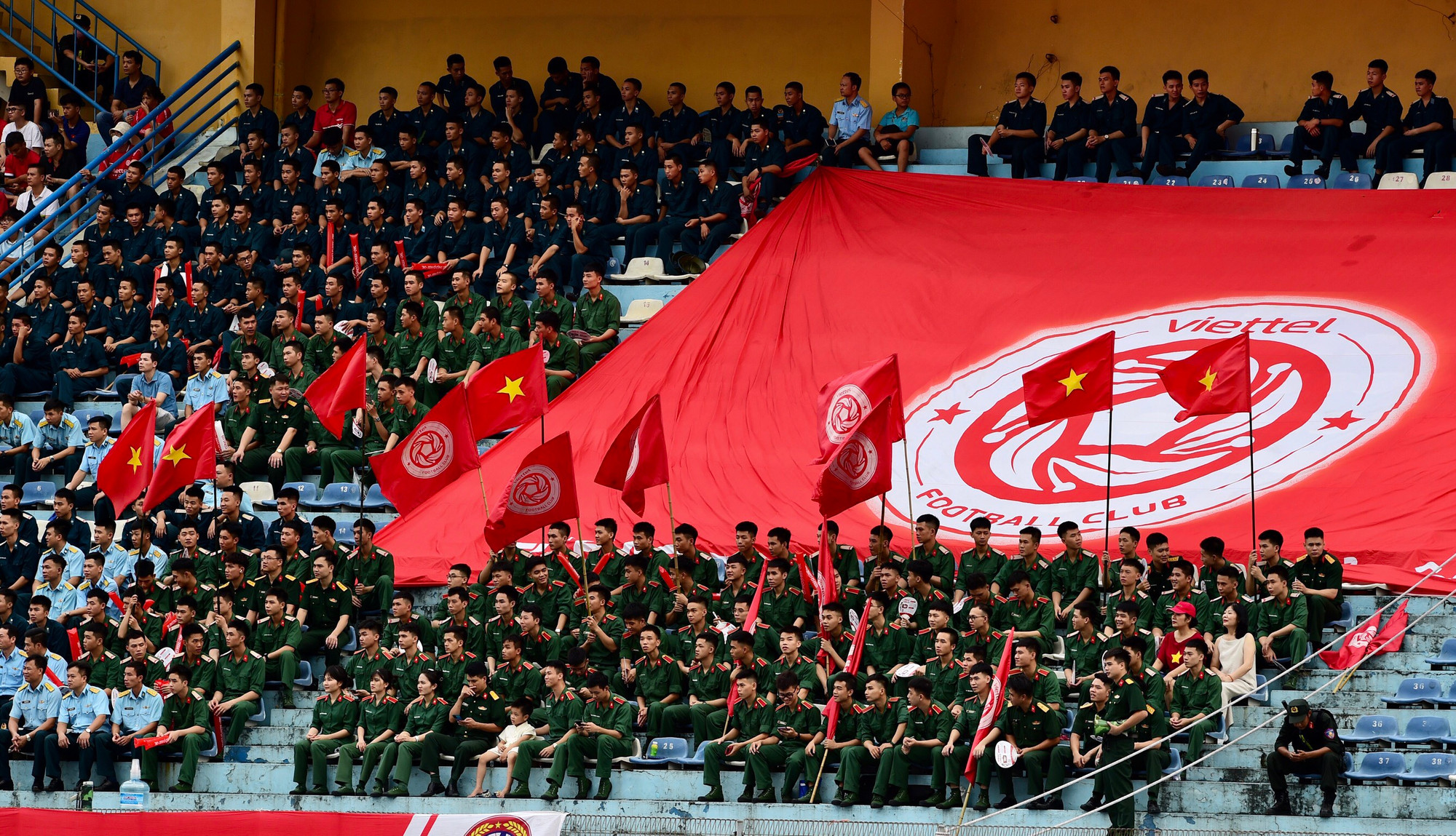 Khán đài Viettel có sự góp mặt của những chiến sĩ.