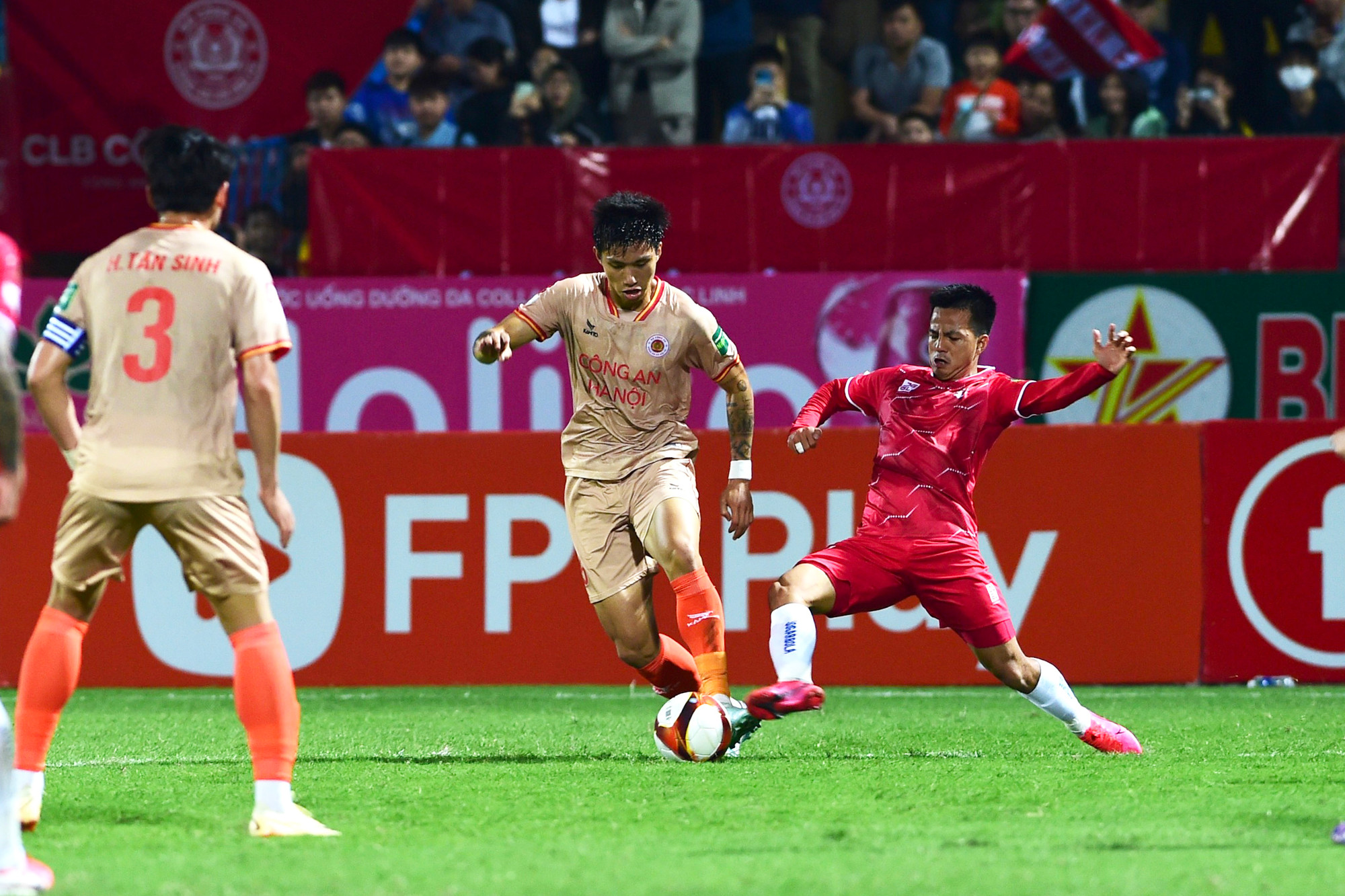 Văn Hậu hoạt động năng nổ trong hiệp 1.