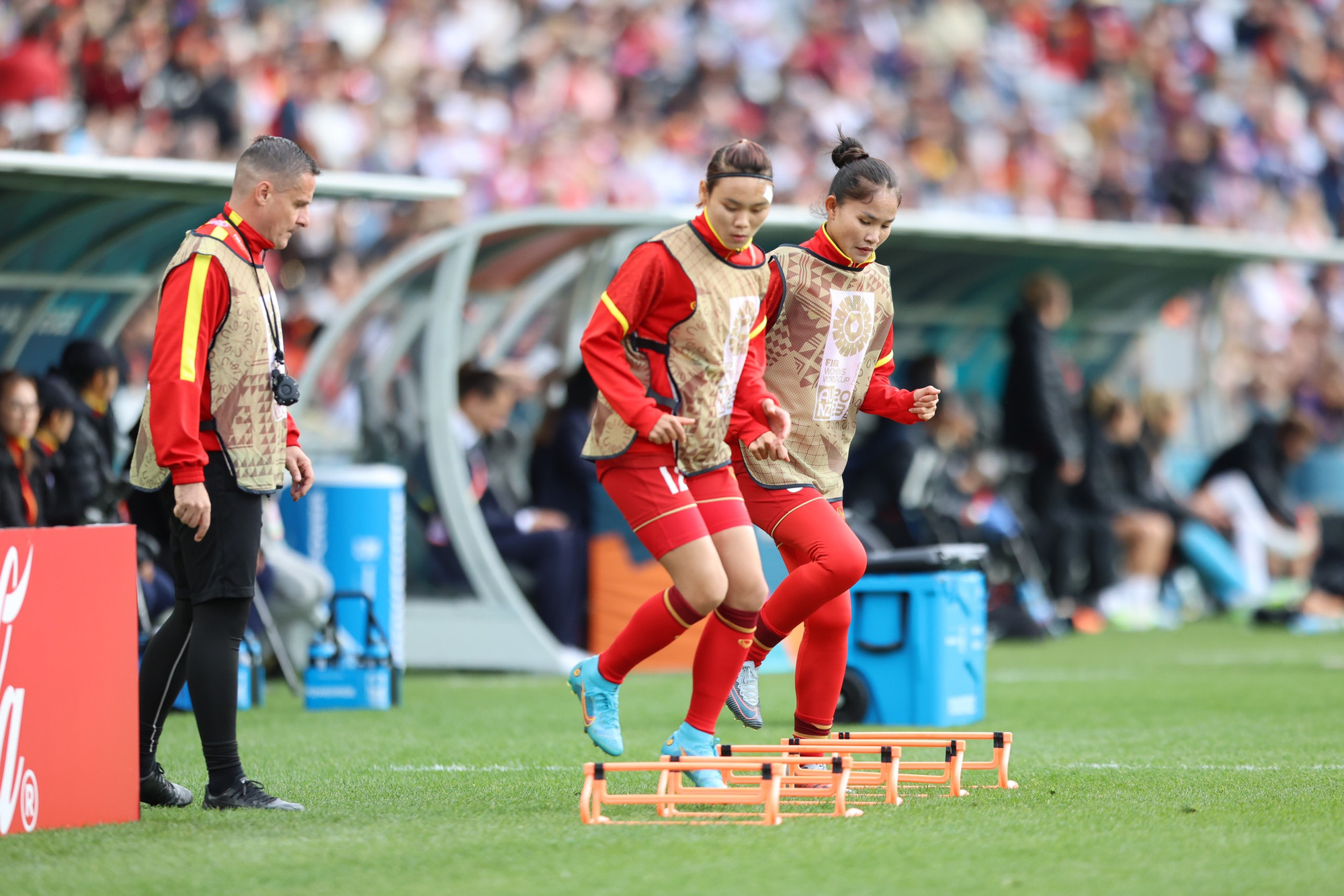 Hải Yến và Chương Thị Kiều chuẩn bị khởi động để vào sân thay người.