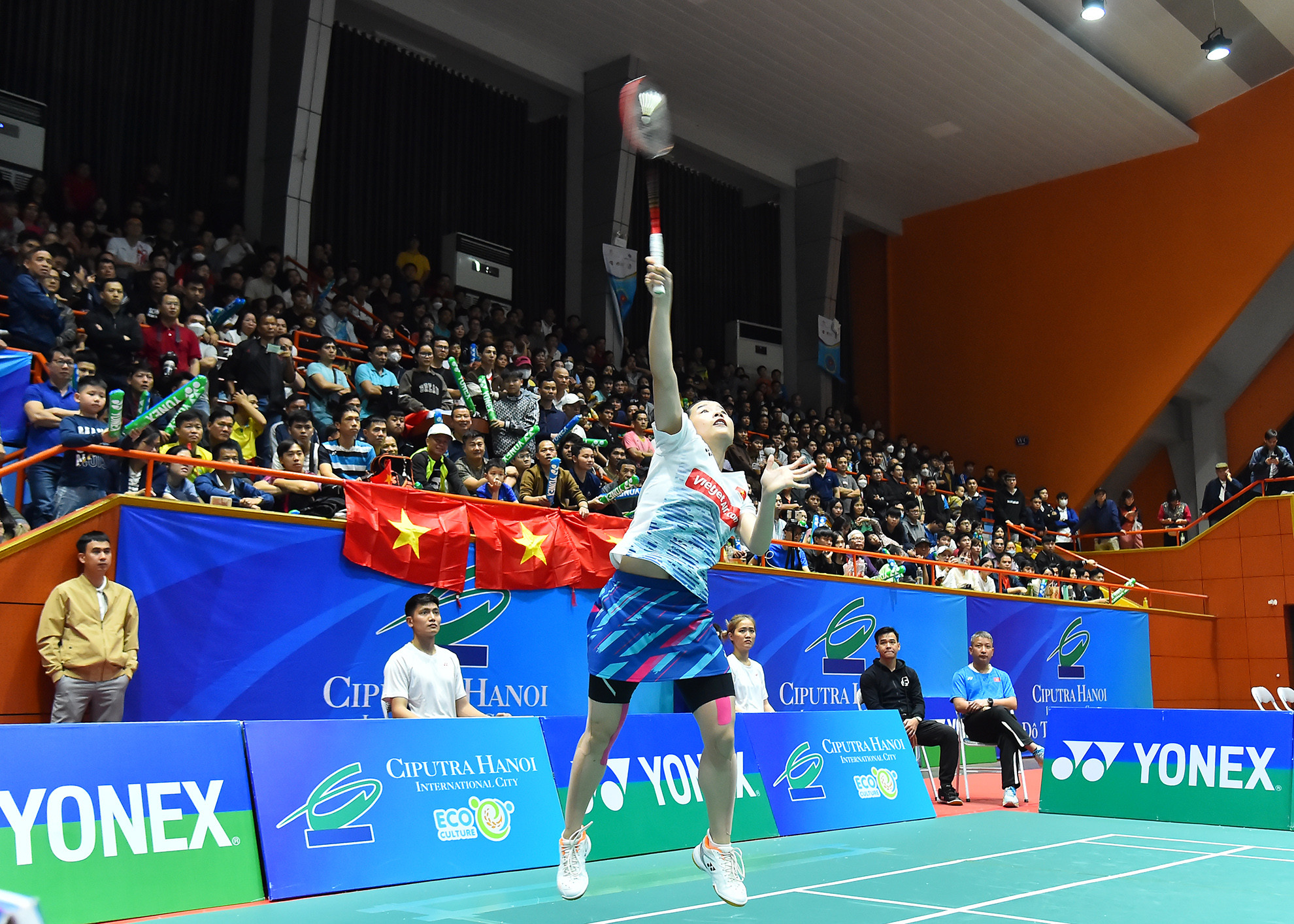 Dưới sự cổ vũ nhiệt tình của đông đảo khán giả Thủ đô, Thùy Linh nhập cuộc tự tin và thi đấu xuất sắc tại set 1.