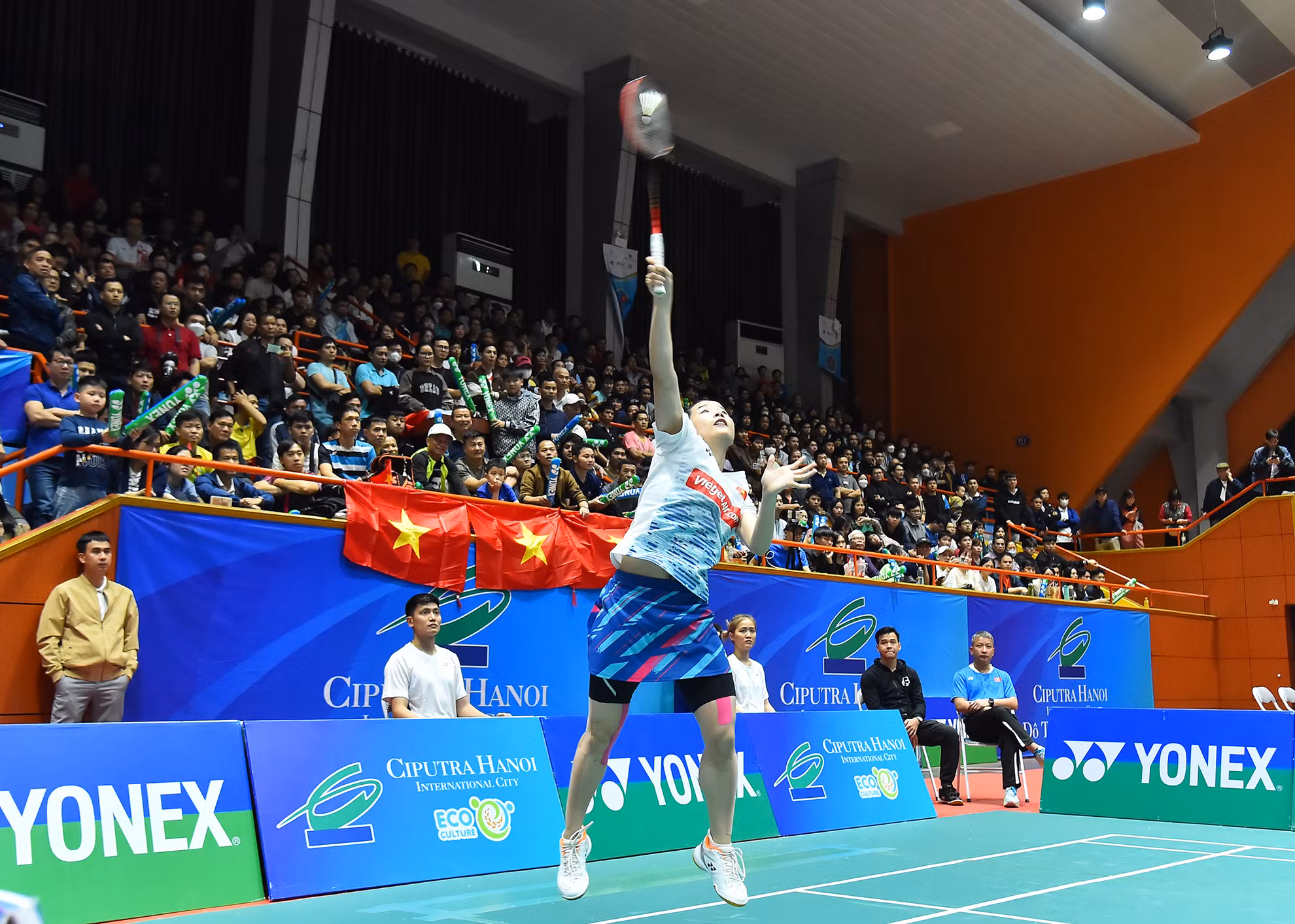 Dưới sự cổ vũ nhiệt tình của đông đảo khán giả Thủ đô, Thùy Linh nhập cuộc tự tin và thi đấu xuất sắc tại set 1. Dưới sự cổ vũ nhiệt tình của đông đảo khán giả Thủ đô, Thùy Linh nhập cuộc tự tin và thi đấu xuất sắc tại set 1.