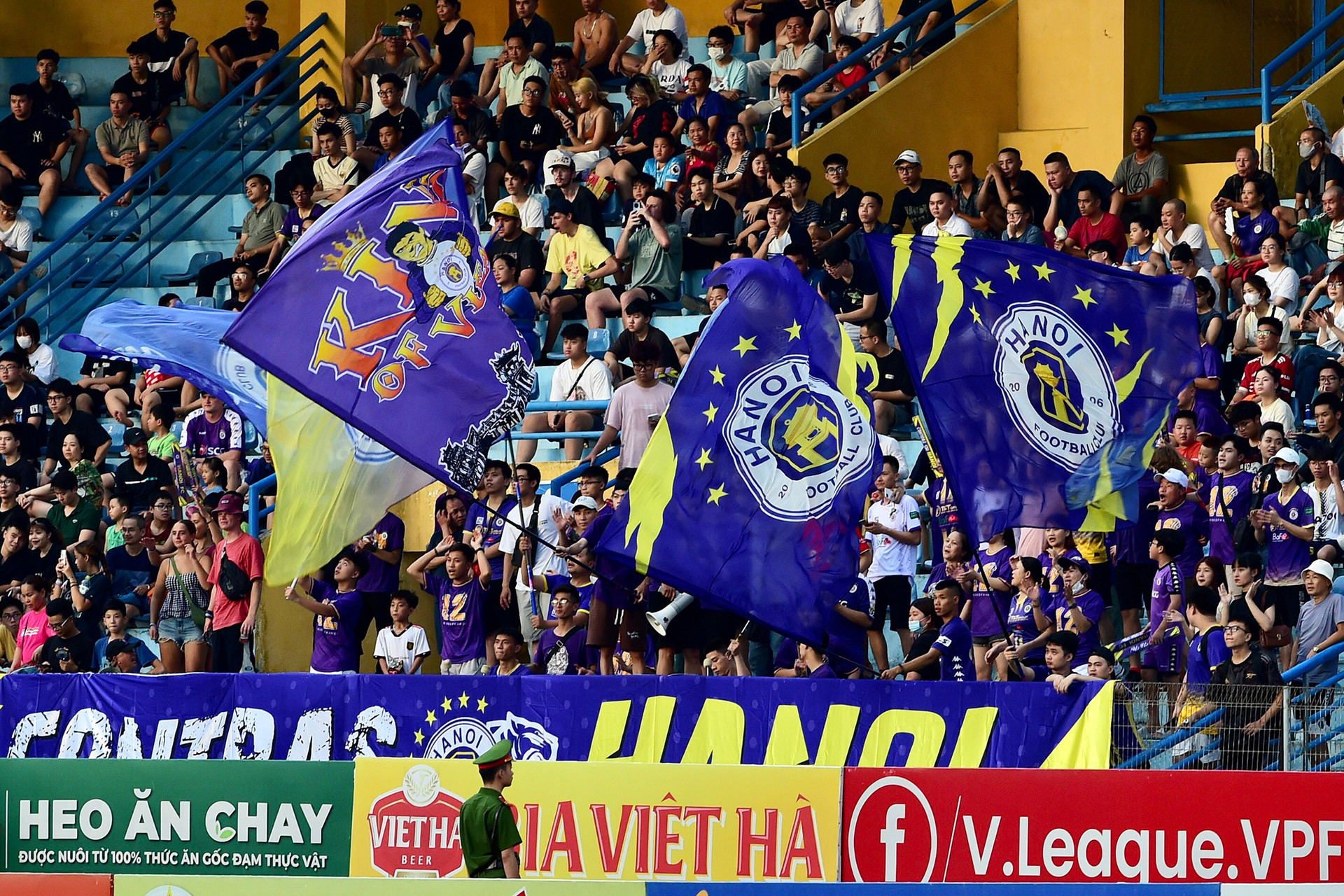 Hình ảnh quen thuộc của những khán giả trung thành Hà Nội FC.