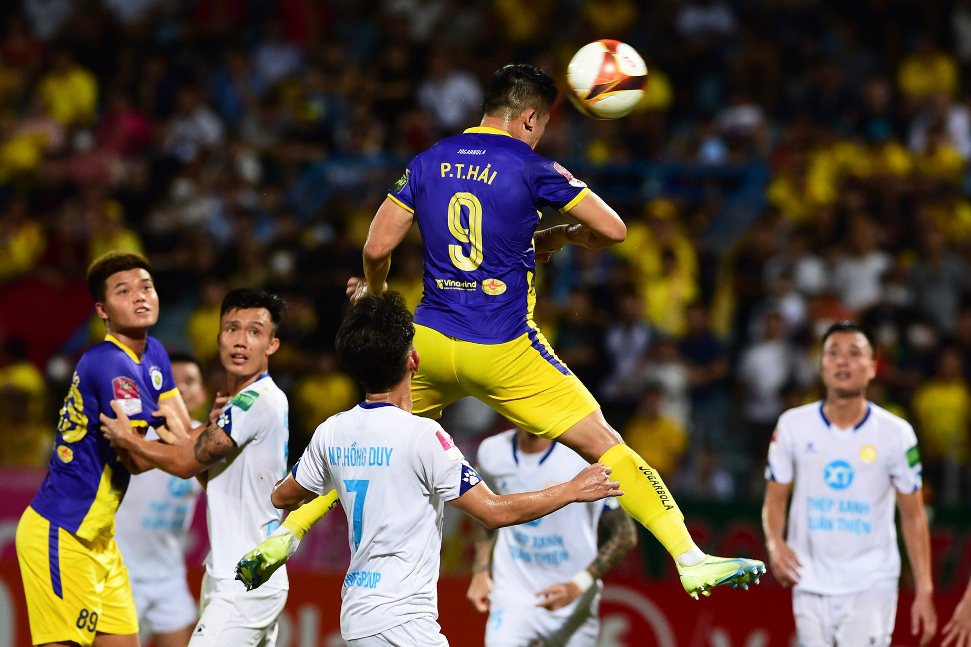 Phút 42, từ đường chuyền của đồng đội, Duy Mạnh đánh đầu trả bóng để Tuấn Hải bật cao đánh đầu hạ gục thủ môn Nguyên Mạnh dù rằng thủ thành của Nam Định đã chạm được tay vào bóng.