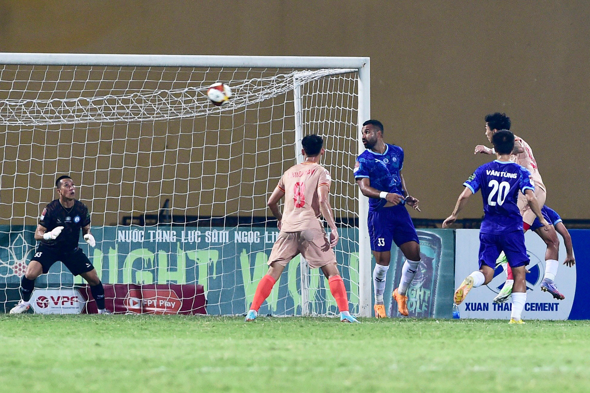 Công an Hà Nội tiếp tục uy hiếp khung thành của Võ Ngọc Cường.