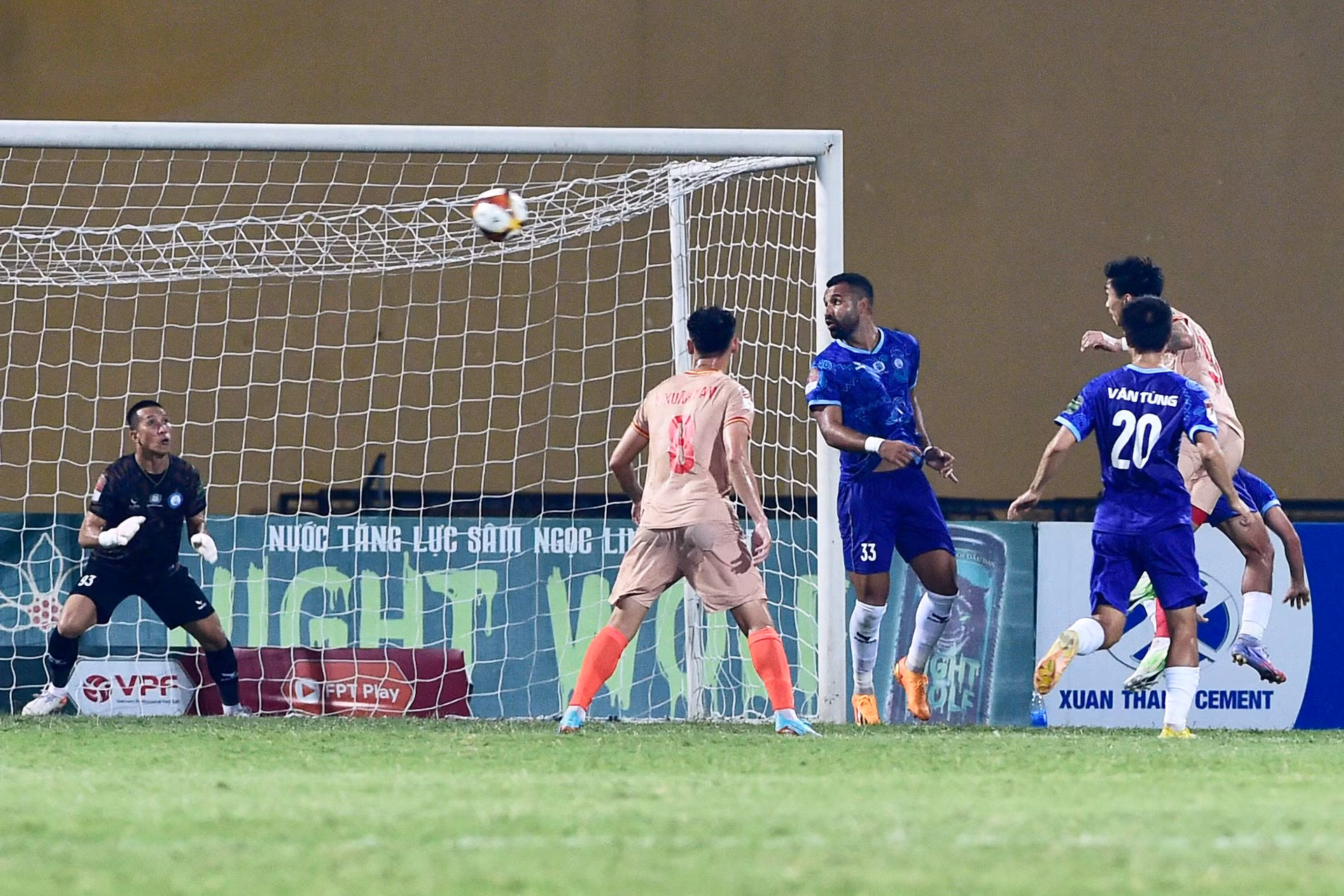 Công an Hà Nội tiếp tục uy hiếp khung thành của Võ Ngọc Cường. Công an Hà Nội tiếp tục uy hiếp khung thành của Võ Ngọc Cường.