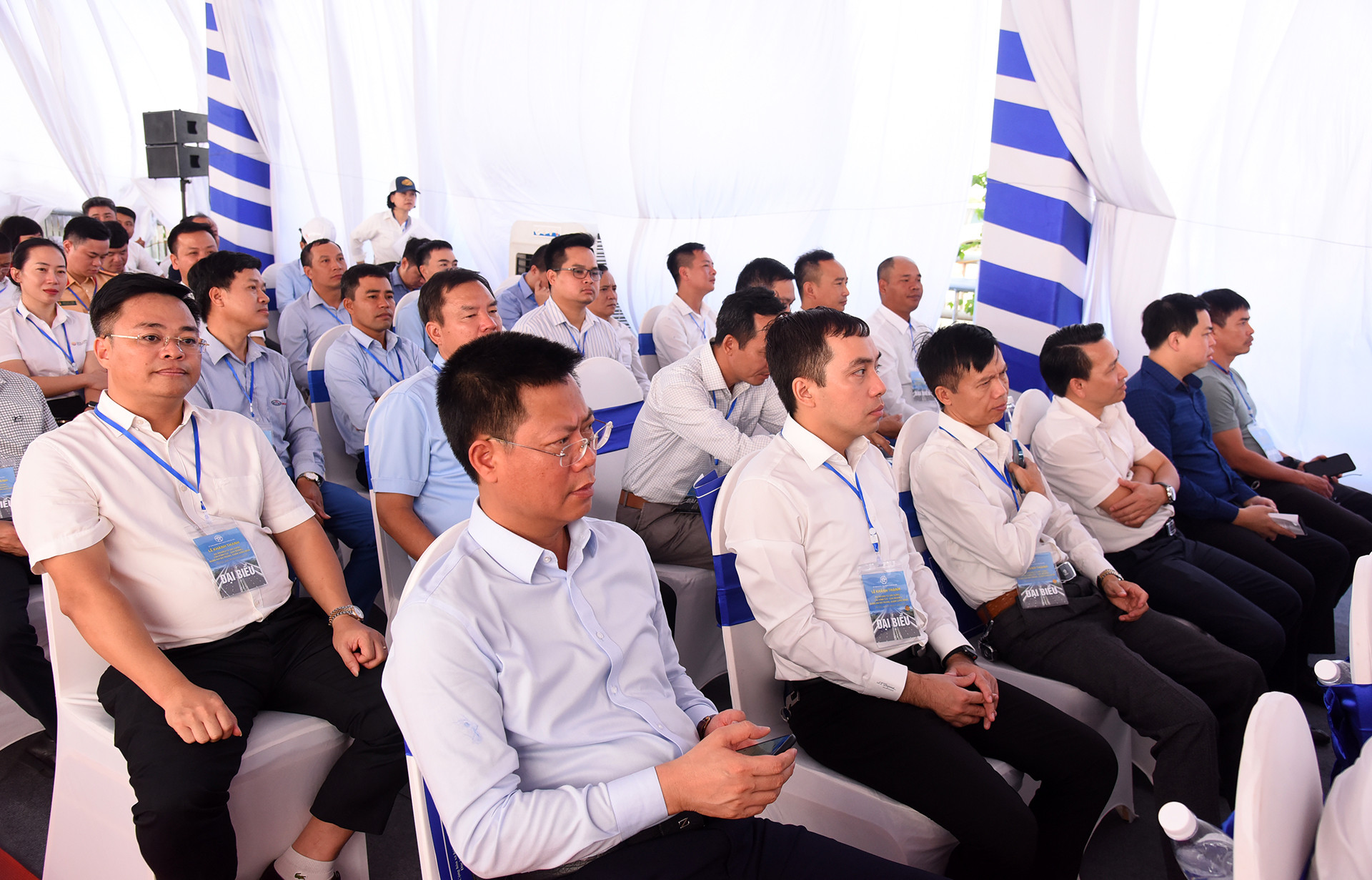 Các đại biểu và các kỹ sư, công nhân xây dựng tham dự lễ khánh thành.