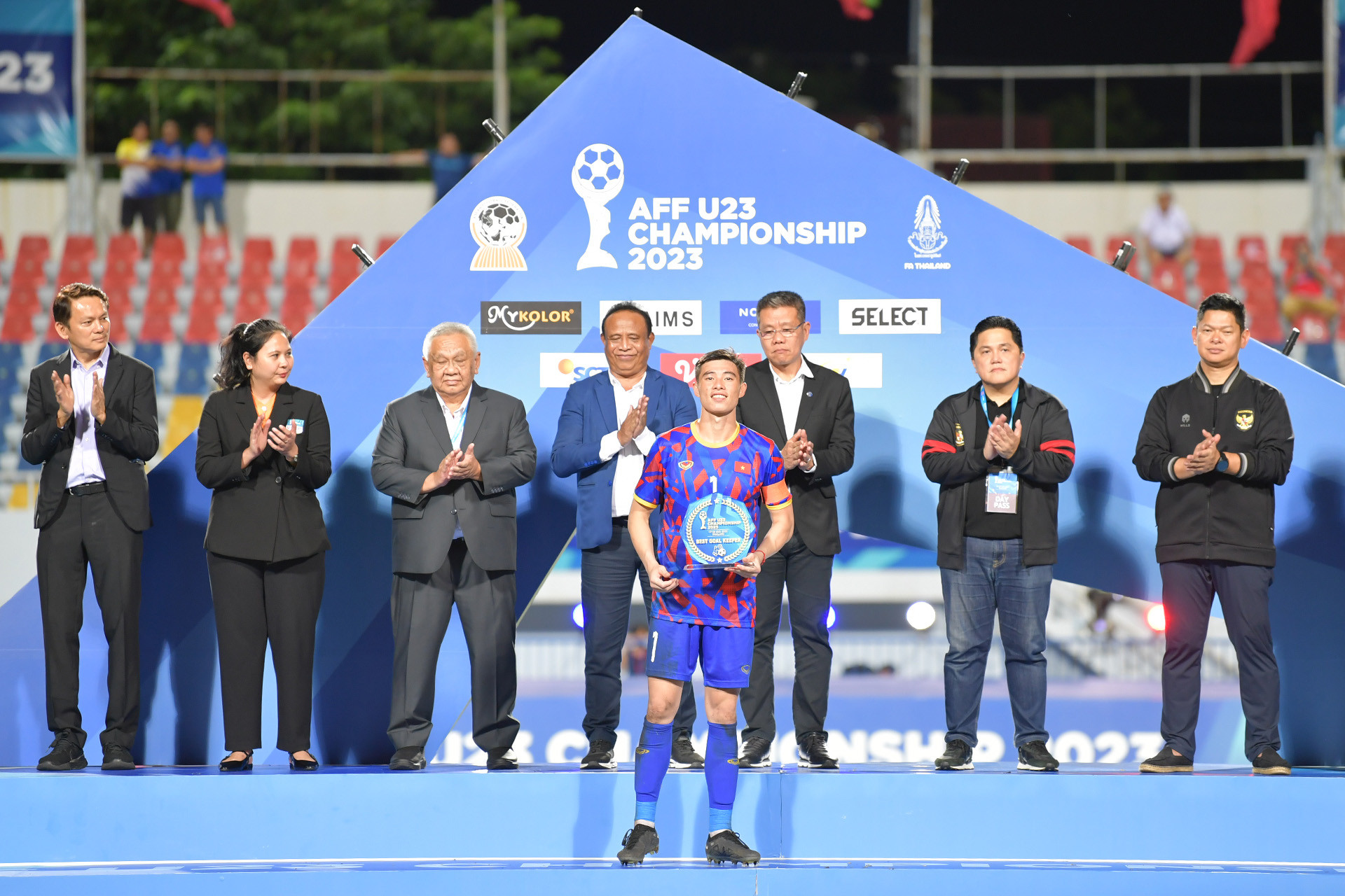 Quan Văn Chuẩn nhận danh hiệu Thủ môn xuất sắc nhất giải đấu.