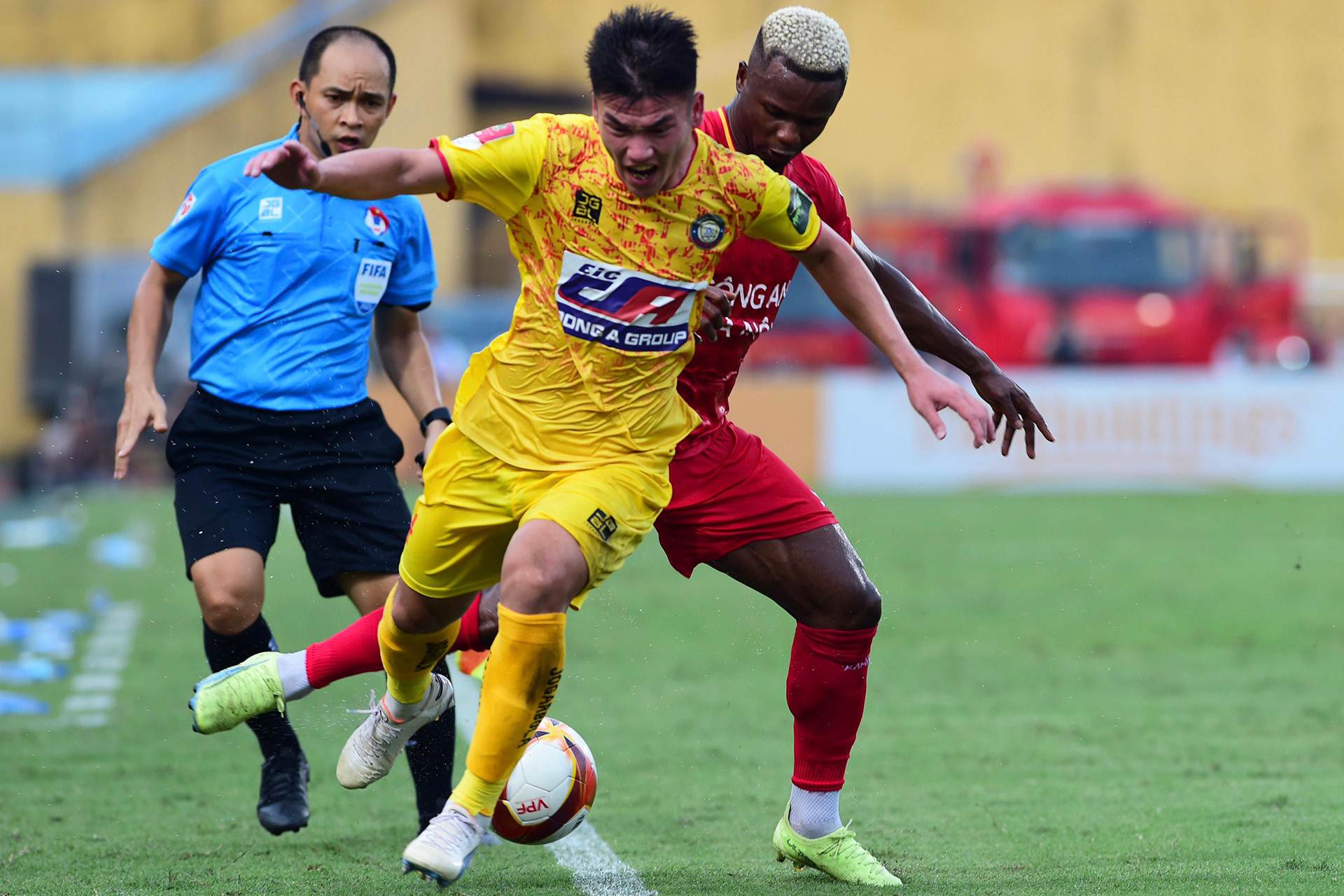 Đông Á Thanh Hóa triển khai thế trận "ru ngủ" đối phương rồi tung ra những đường chuyền bất ngờ dành cho Lâm Ti Phông ở tuyến trên.