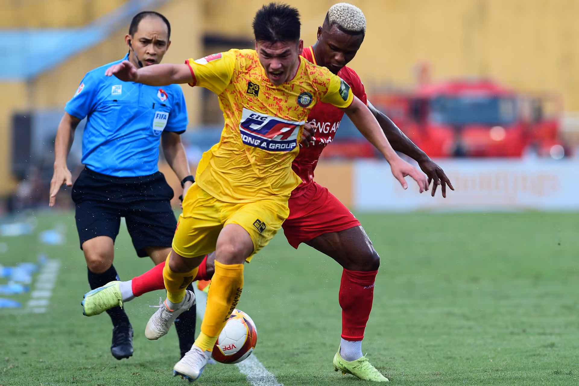 Đông Á Thanh Hóa triển khai thế trận "ru ngủ" đối phương rồi tung ra những đường chuyền bất ngờ dành cho Lâm Ti Phông ở tuyến trên.