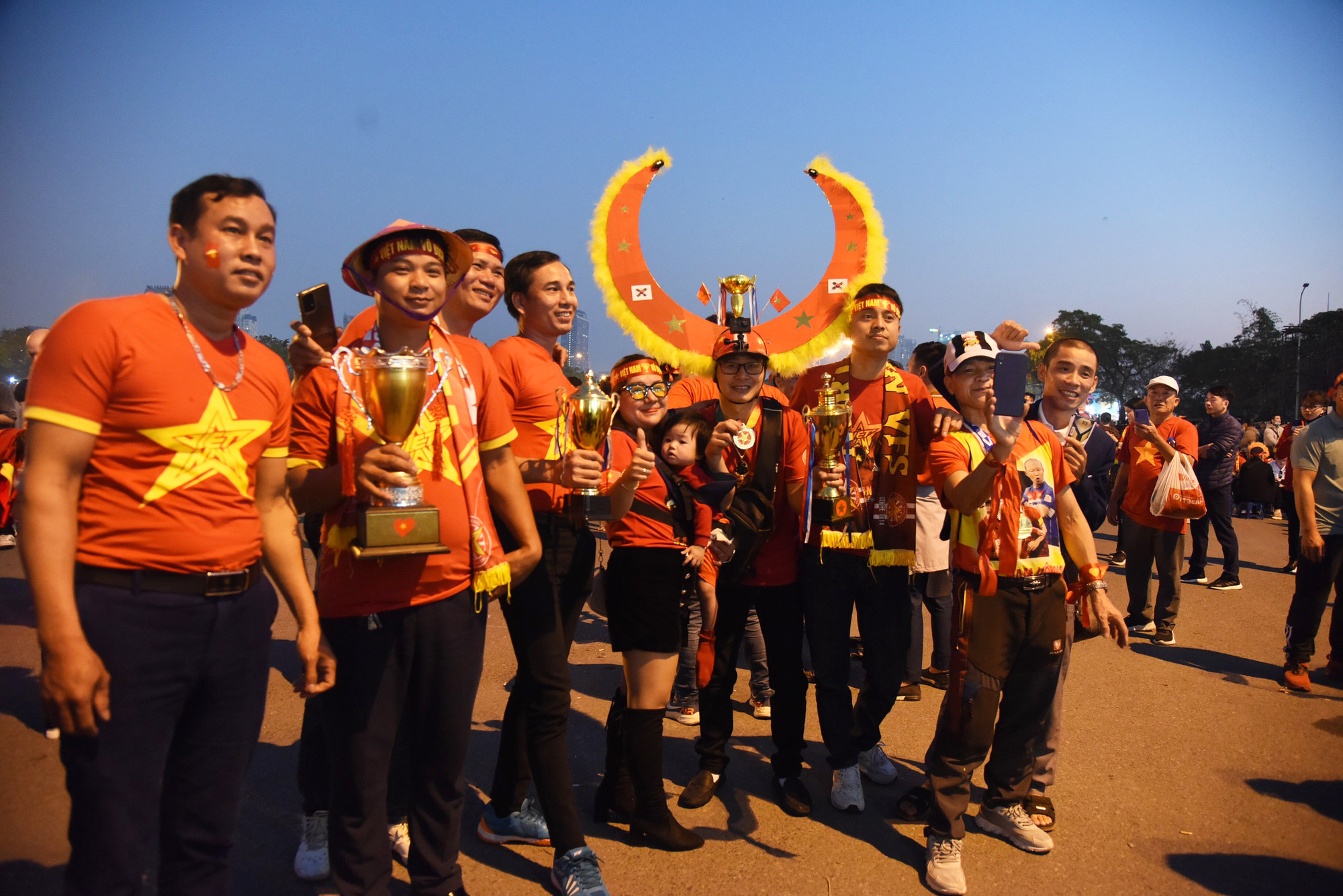 Một số cổ động viên mang trang phục đặc sắc.