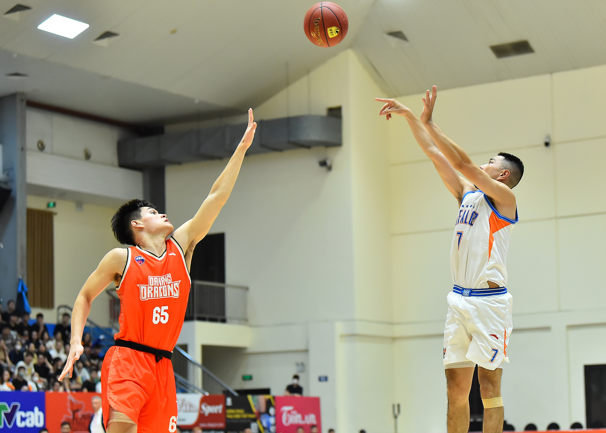 Các cầu thủ Danang Dragons liên tục thi đấu mất tập trung, tạo cơ hội cho đối thủ có cơ hội ghi điểm từ những tình huống ném bóng không bị ai theo kèm.