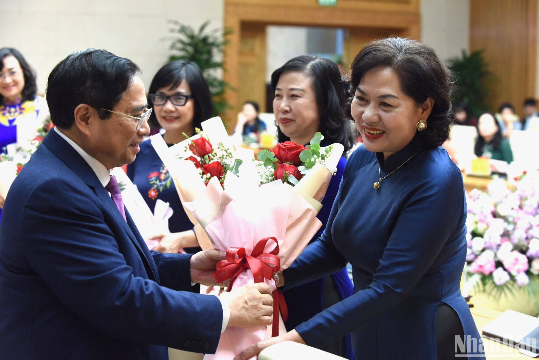 Thủ tướng Phạm Minh Chính tặng hoa các nữ đại biểu tại buổi gặp mặt.