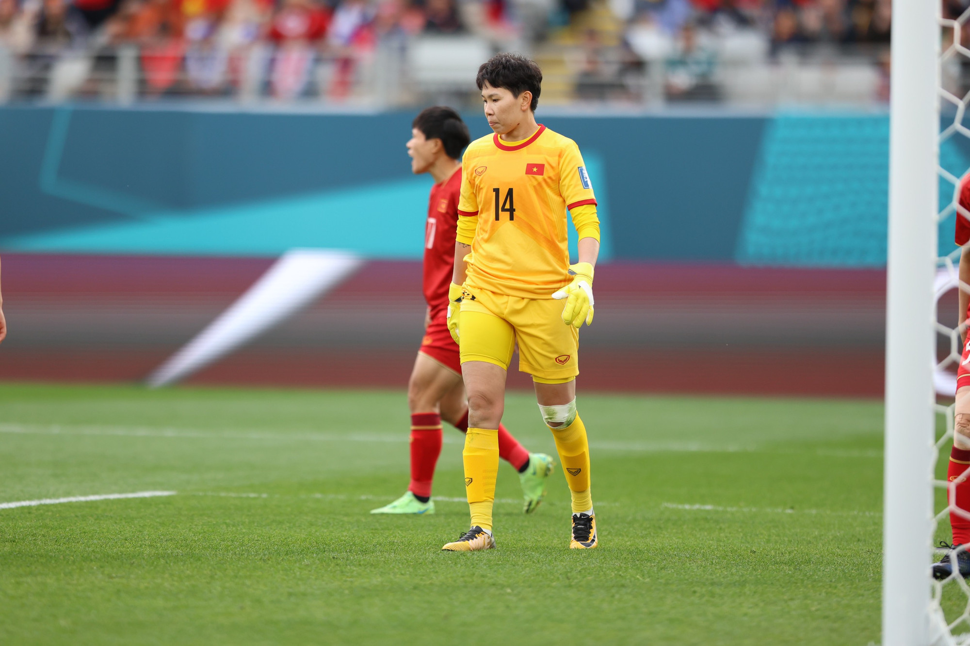 Thủ thành Kim Thanh phải hoạt động liên tục để cứu nguy.