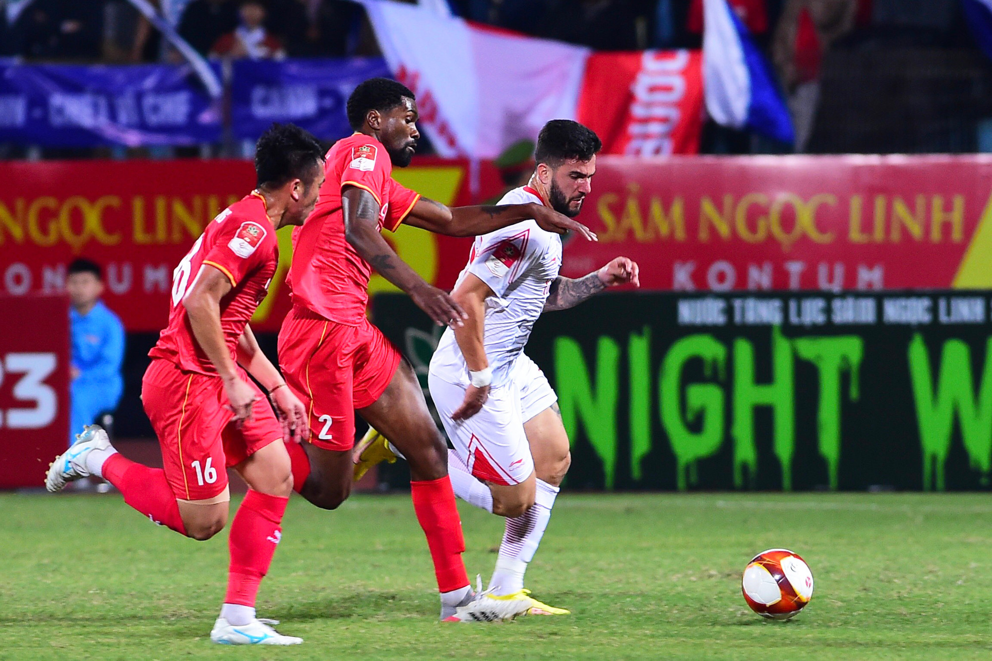 Abdumuminov Jakhongir vượt qua hàng phòng ngự áo đỏ.