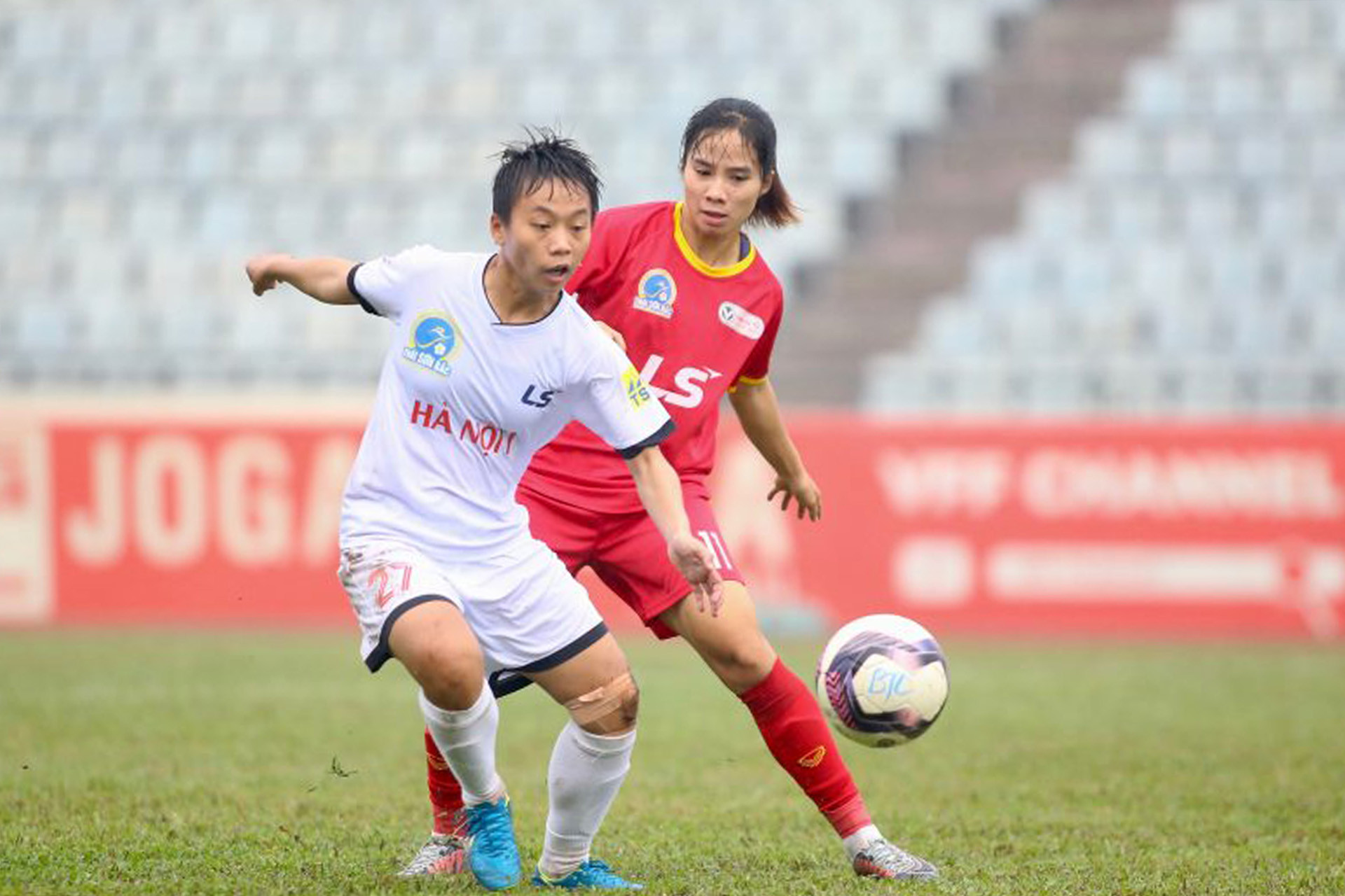 Những khán đài "lạnh lẽo" tại giải bóng đá nữ vô địch quốc gia. (Ảnh: VFF) Những khán đài "lạnh lẽo" tại giải bóng đá nữ vô địch quốc gia. (Ảnh: VFF)