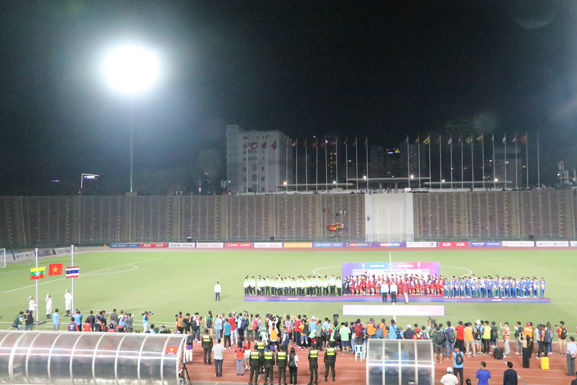 Quốc thiều Việt Nam trên Sân vận động Quốc gia Olympic của nước chủ nhà SEA Games 32 Campuchia. Quốc thiều Việt Nam trên Sân vận động Quốc gia Olympic của nước chủ nhà SEA Games 32 Campuchia.