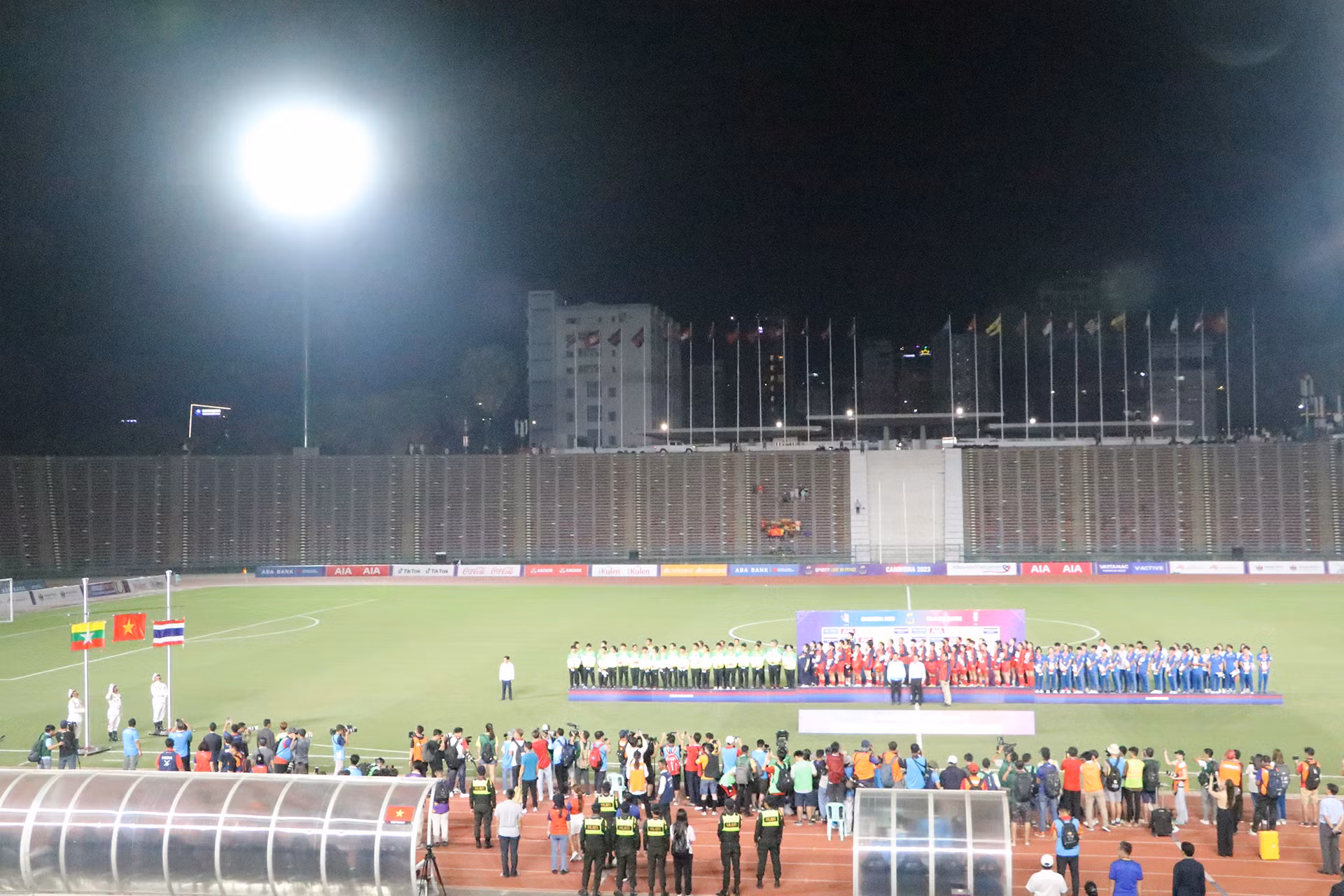 Quốc thiều Việt Nam trên Sân vận động Quốc gia Olympic của nước chủ nhà SEA Games 32 Campuchia.