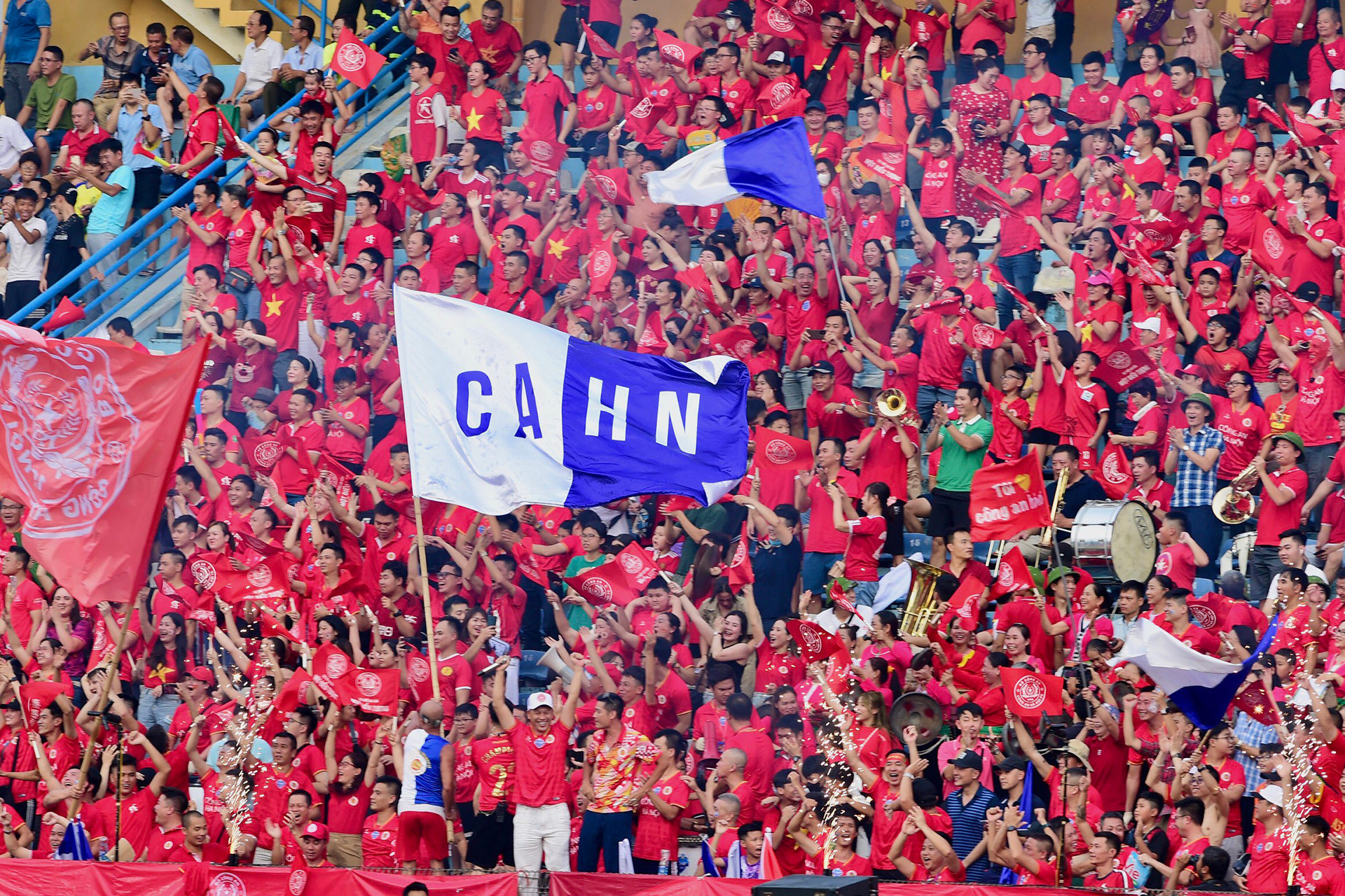 Niềm vui của các cổ động viên Công an Hà Nội.